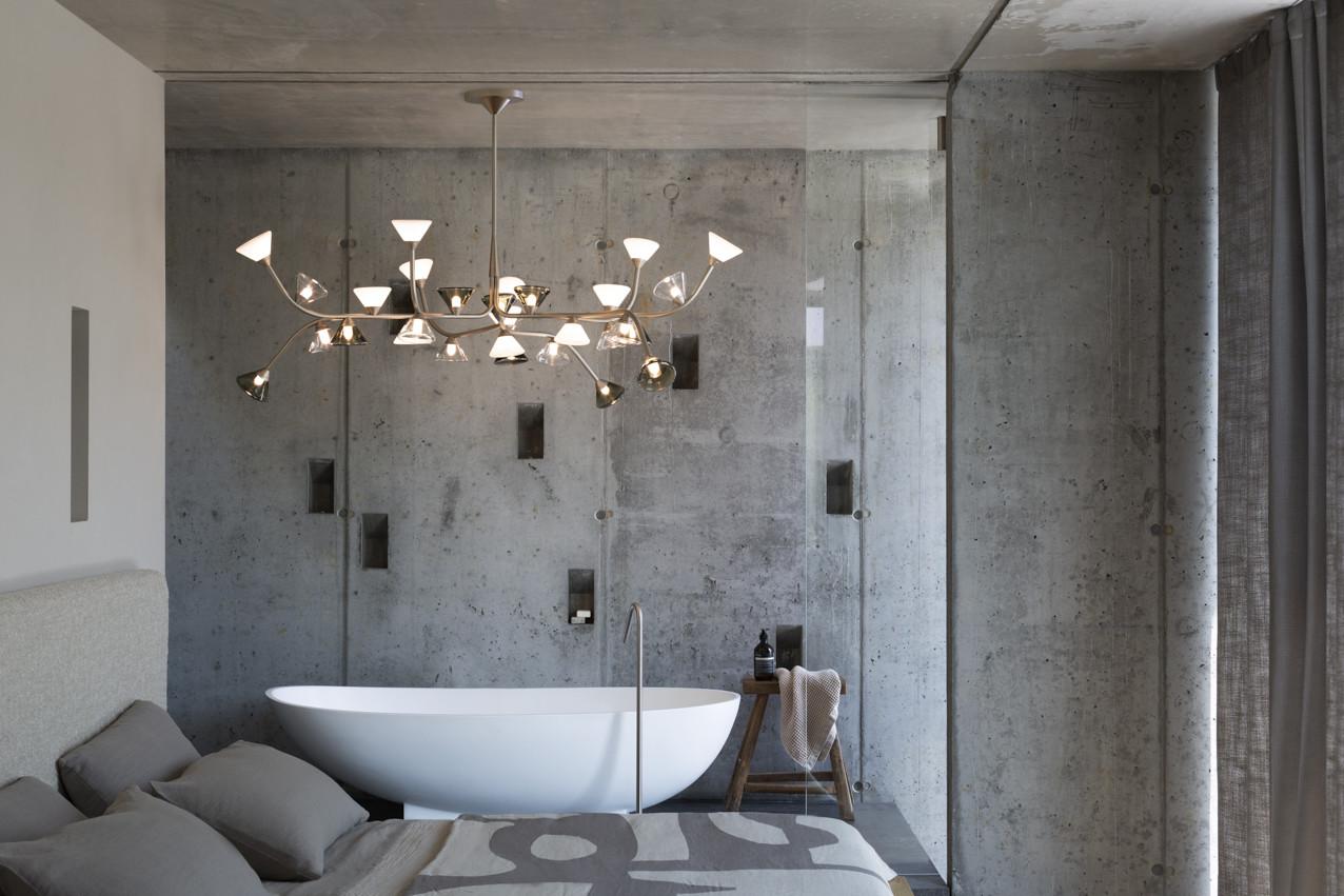 Lampadario LINFA 565.12 di Federico Peri x TOOY

Conforme al sistema elettrico degli Stati Uniti
Modello mostrato: Nickel
Sorgente luminosa: Led integrato (20 x 2,7W 2700K 3500lm)
Steli da 60/90 cm inclusi (regolati in loco). Tettuccio: Ø 23,5x11,4