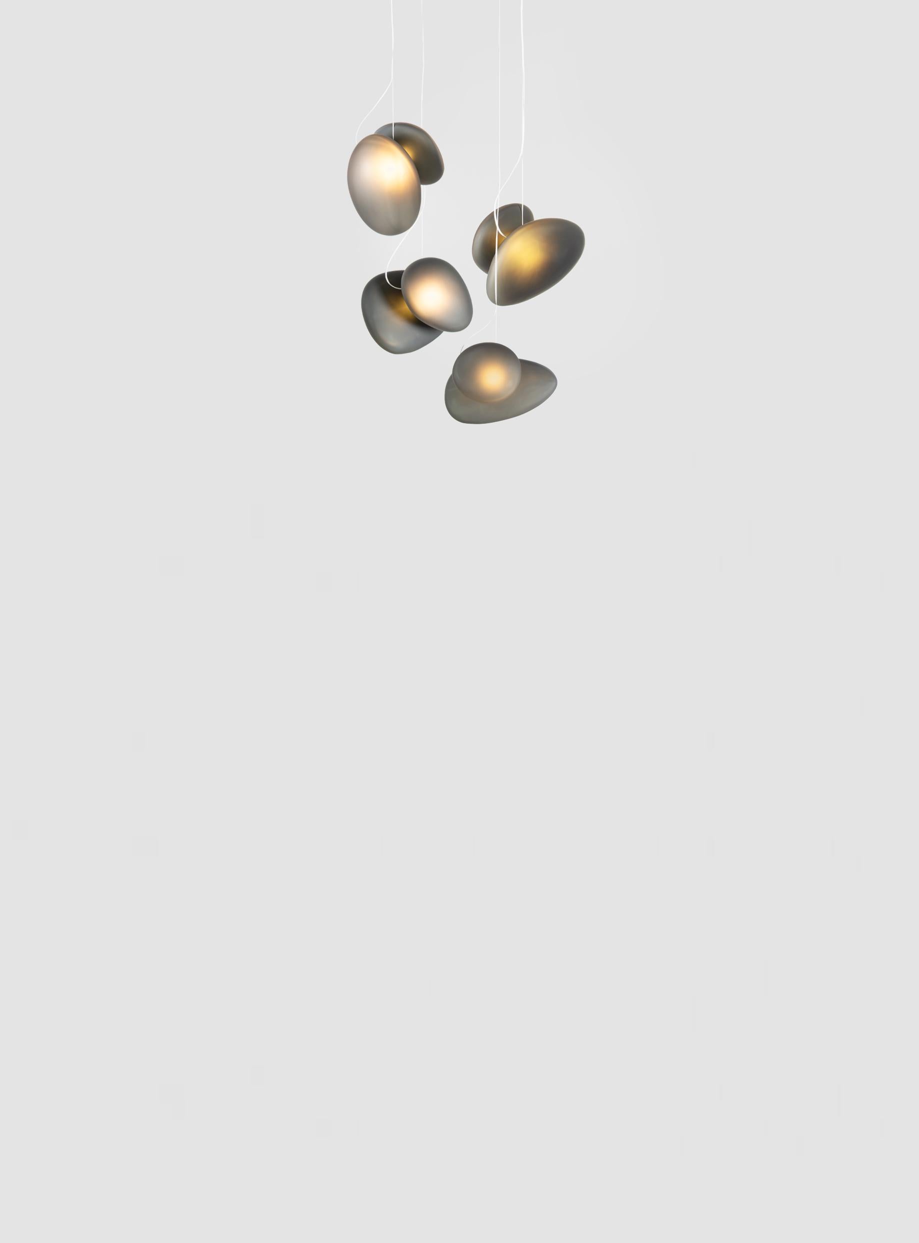 Lampadario contemporaneo Pebble 
Tipo di goccia: Doppia elica 

Elettrico : 
Tensione: 110 - 277V / 220 - 240V
Sorgente LED integrata: 3 x 14W LED 39V

Il modello mostrato in foto:
Ogni ciondolo: Ø 35cm, 5kg
Tettuccio: Ø 69cm, 11kg
Colore:
