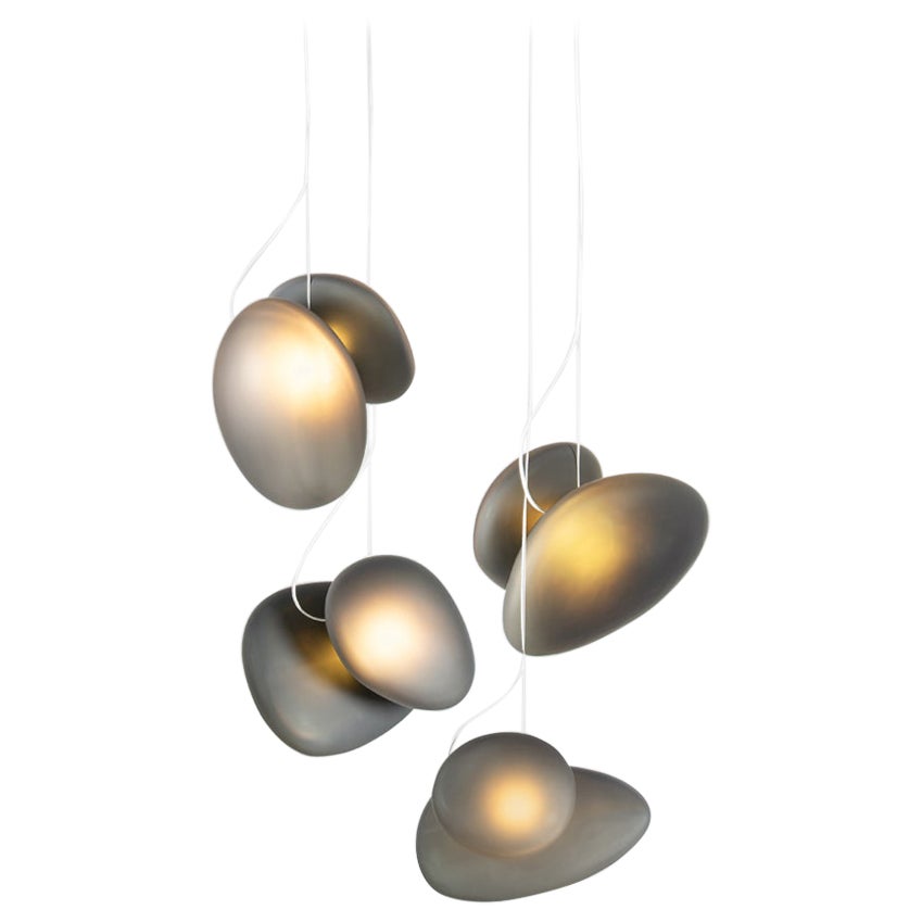 Zeitgenössischer Kronleuchter „Pebble“, 4 Hängelampen, grau, doppelter Helix