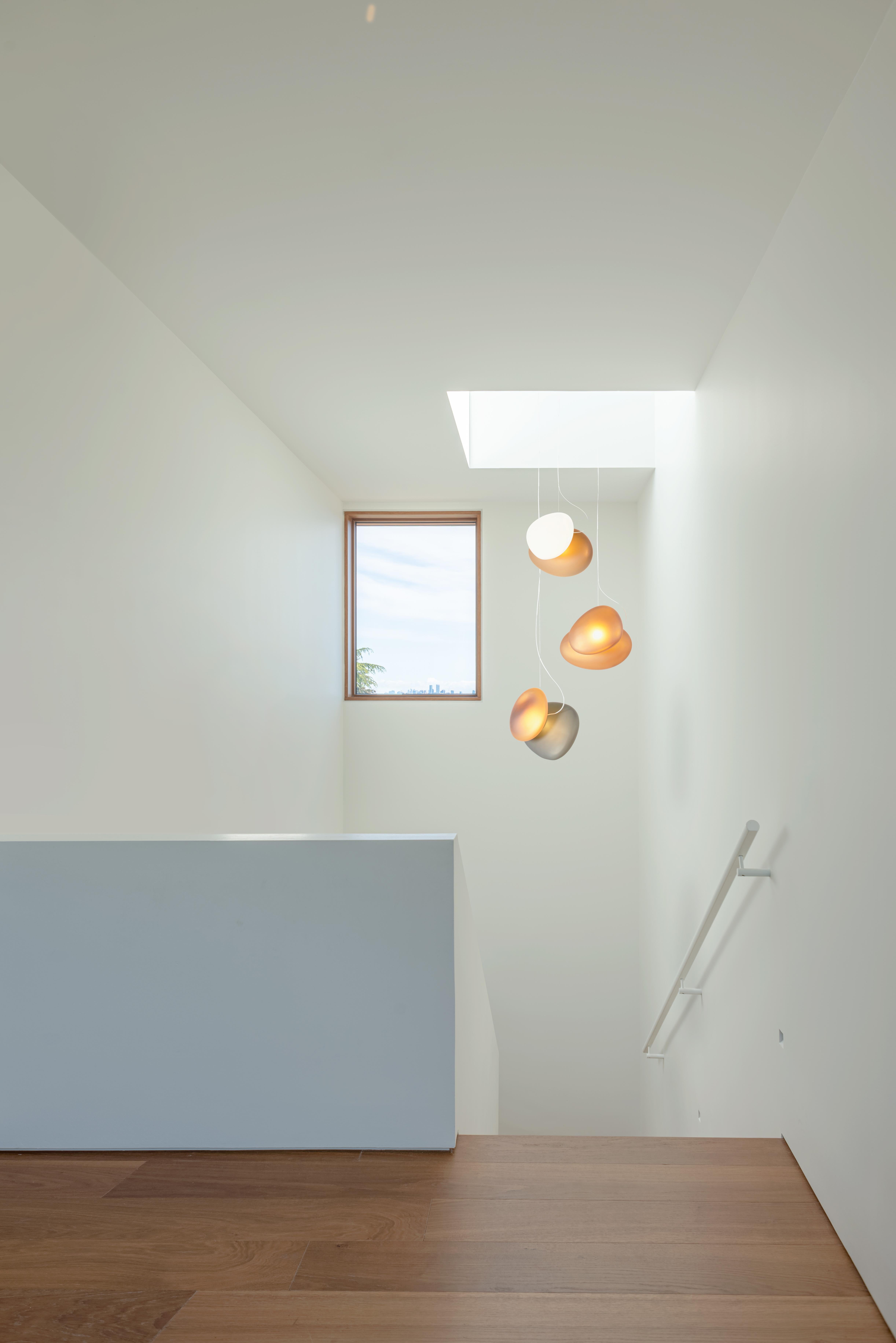 XXI secolo e contemporaneo Lampadario contemporaneo 'Pebble', 4 pendenti, grigio, Helix in vendita