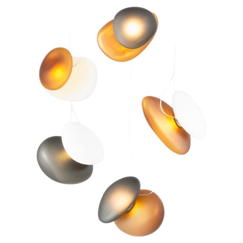 Zeitgenössischer Kronleuchter „Pebble“, 5 Pendelleuchten, Doppel Helix, Farbmischung