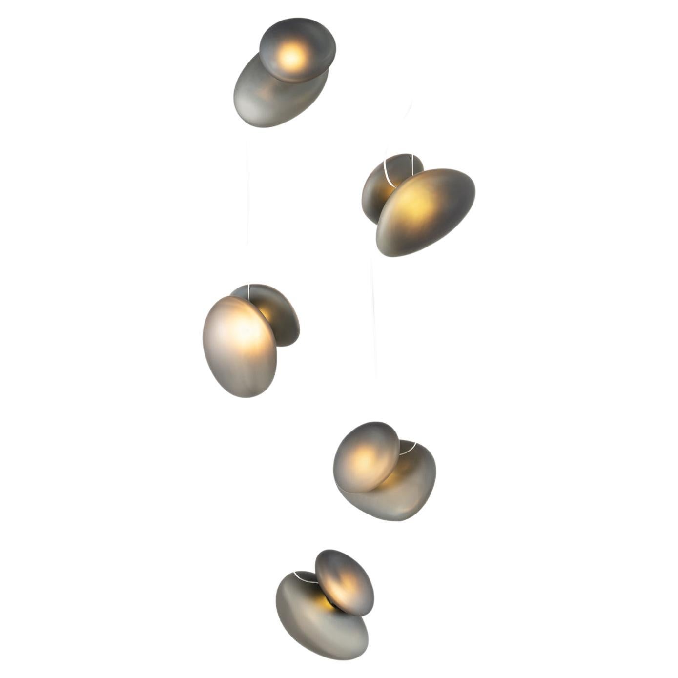 Zeitgenössischer Kronleuchter „Pebble“, 5 Anhänger, grau, Cluster im Angebot