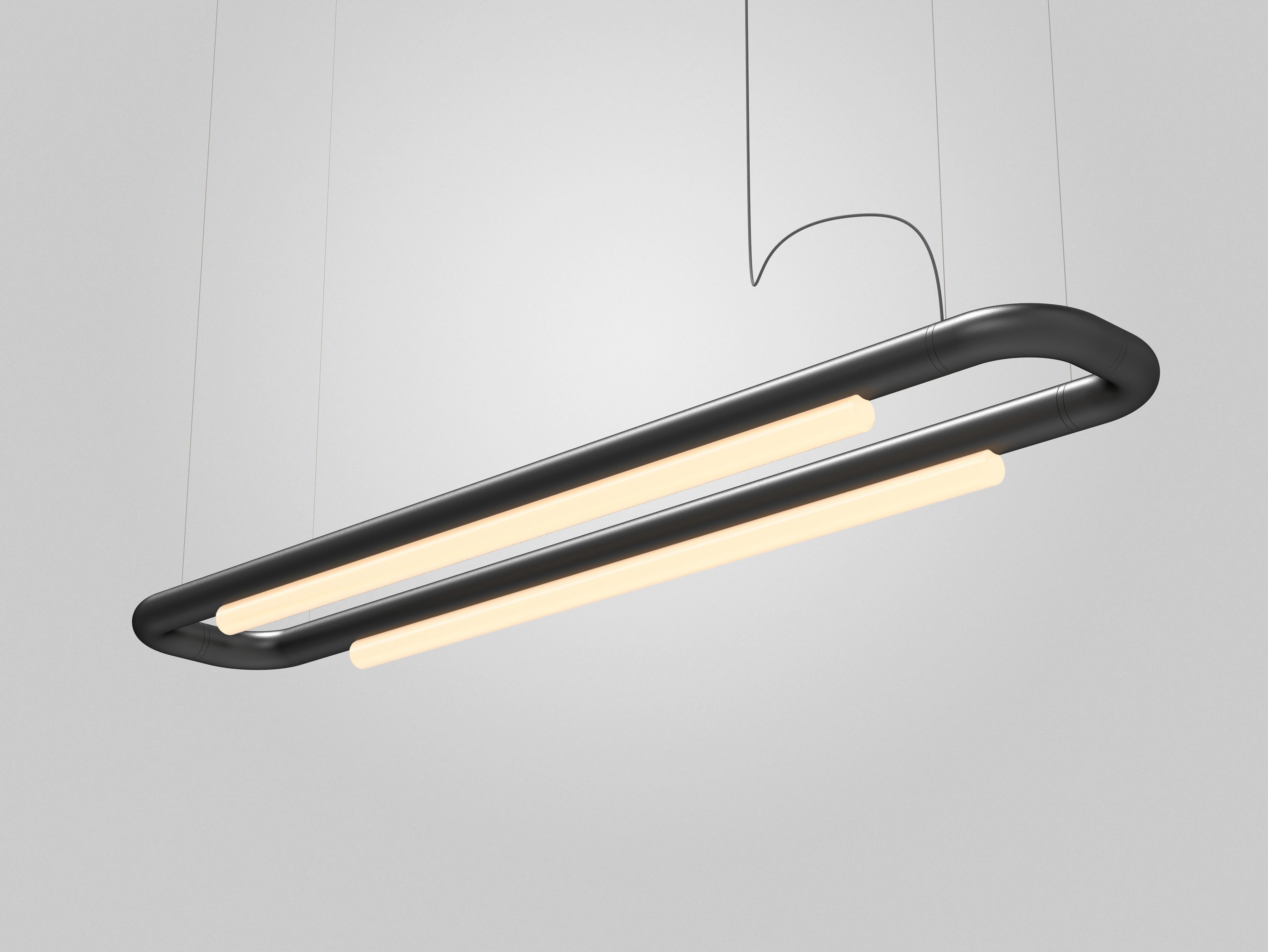 Pendente per condutture CM-6-P
Design: Caine Heintzman, Editore: AND Light

Materiali:
- Corpo in alluminio
- Acrilico fuso

Dimensioni:
146,3 x 26,1 x 7.5 cm
57,6” x 10,3“ x 3”
Lunghezza regolabile della goccia: 243 cm

Elettrico:
- 100-240V
-