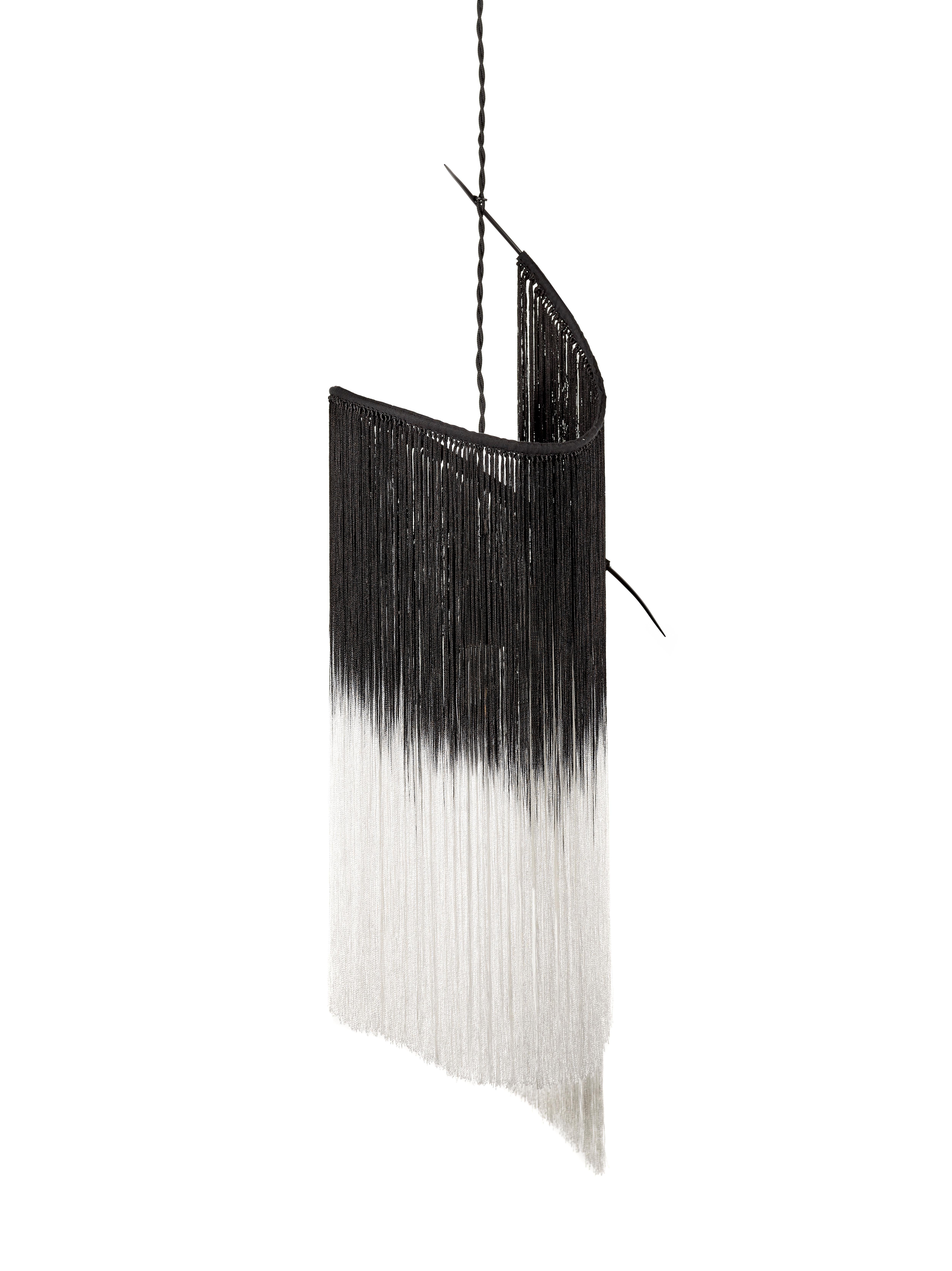 Lampadario / Lampada a sospensione 'Rey I' di Ann Demeulemeester per SERAX
Colore: bianco e nero
Materiale: acciaio e viscosa 
Lunghezza del cavo: 3 m
Lampadina conforme: E27 max 5W

La lampada a sospensione 