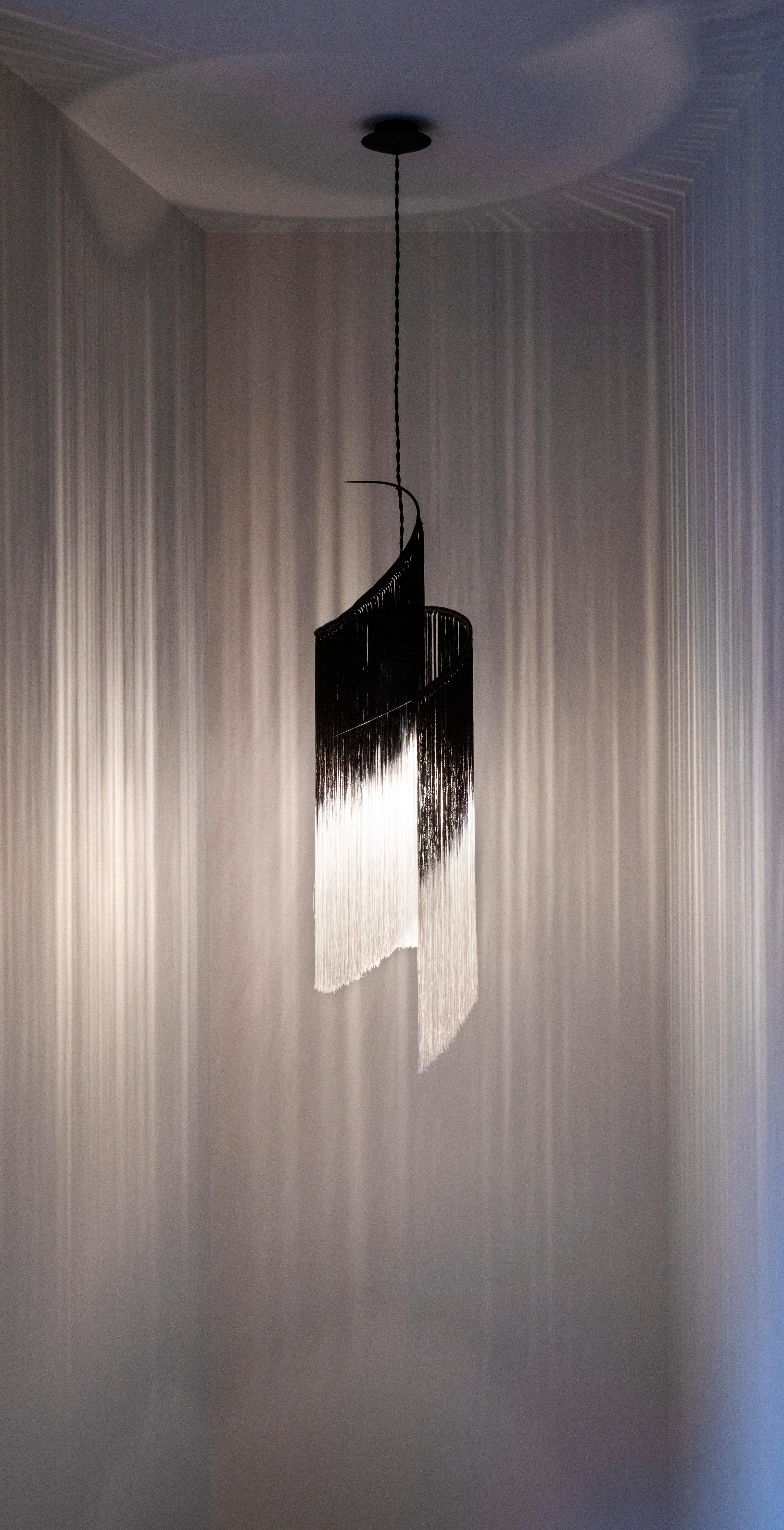 Lampadario contemporaneo 'Rey I' Black/White Threads di Ann Demeulemeester In condizioni Nuovo in vendita a Paris, IDF