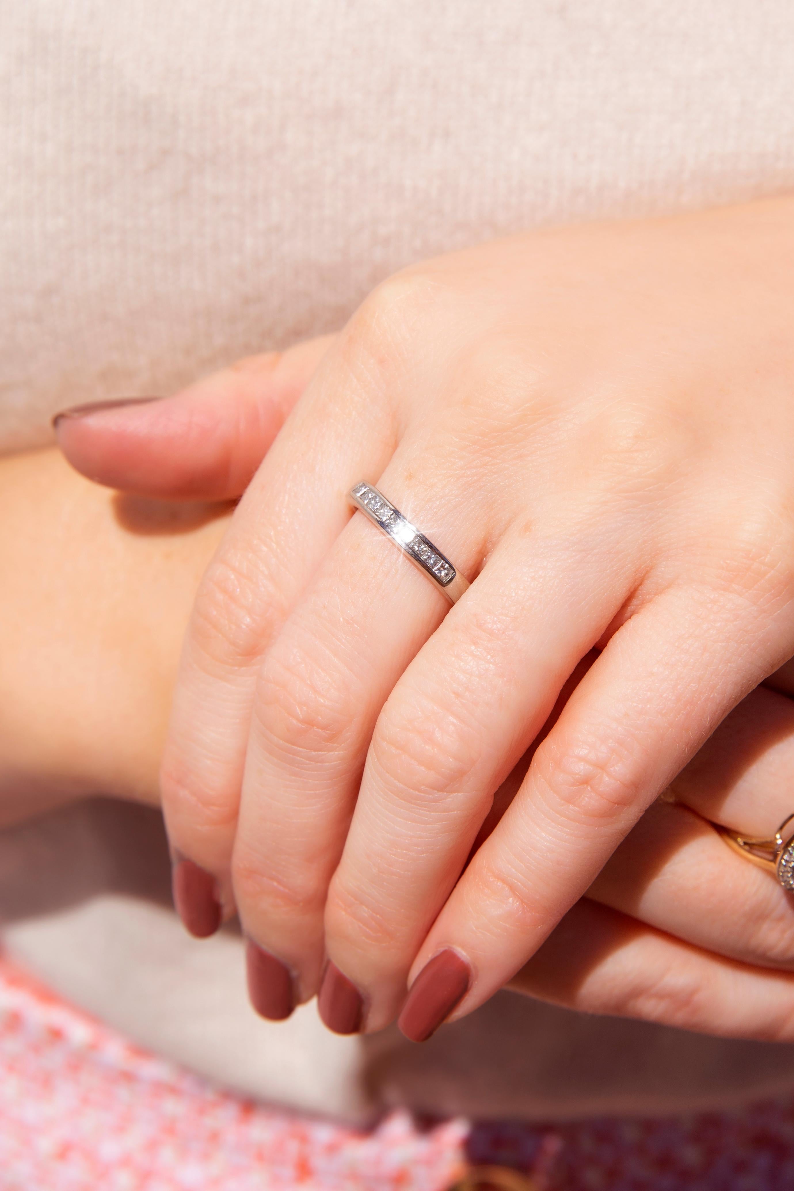 Zeitgenössischer Eternity-Ring aus Platin mit Diamanten im Prinzessinnenschliff im Zustand „Gut“ im Angebot in Hamilton, AU