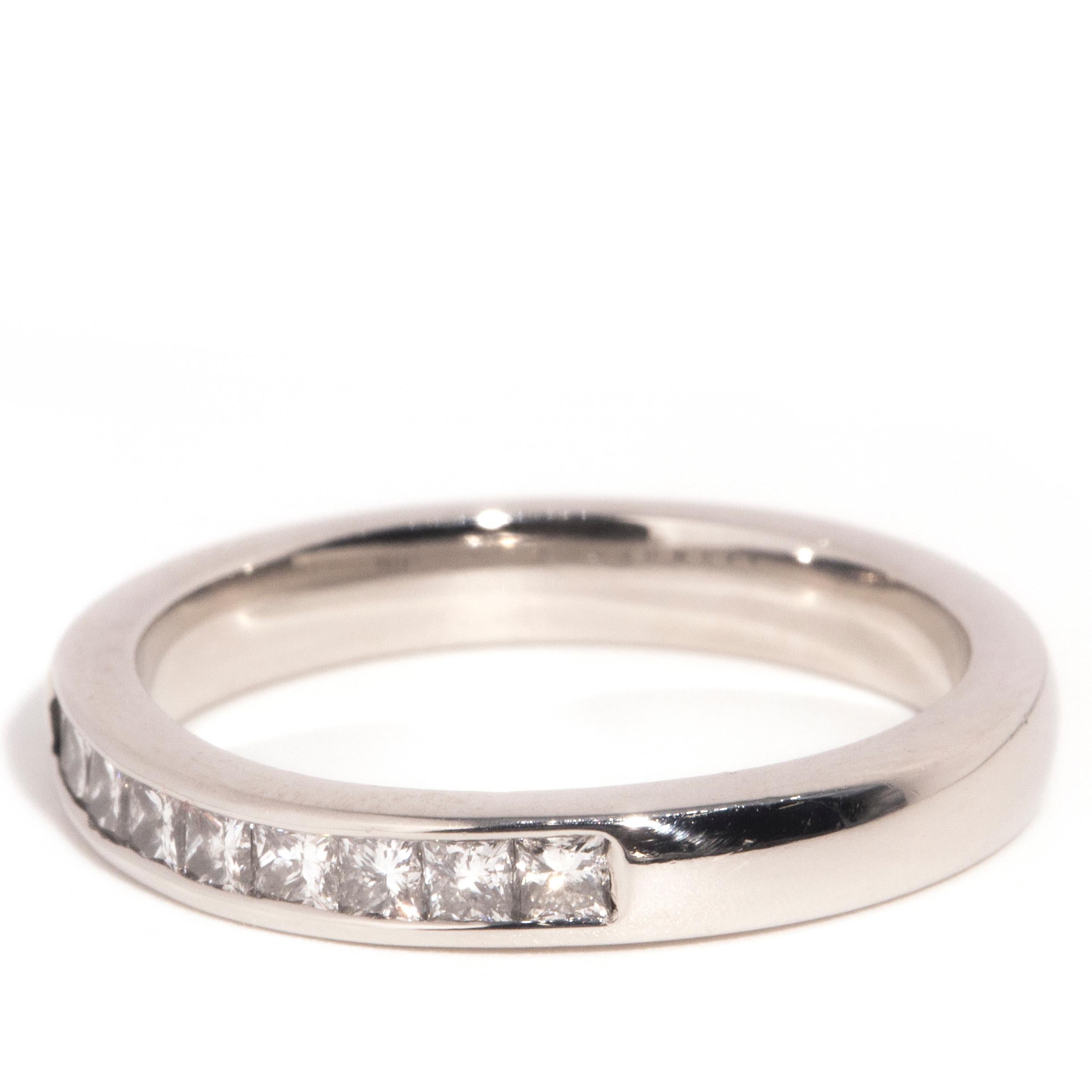 Zeitgenössischer Eternity-Ring aus Platin mit Diamanten im Prinzessinnenschliff Damen im Angebot