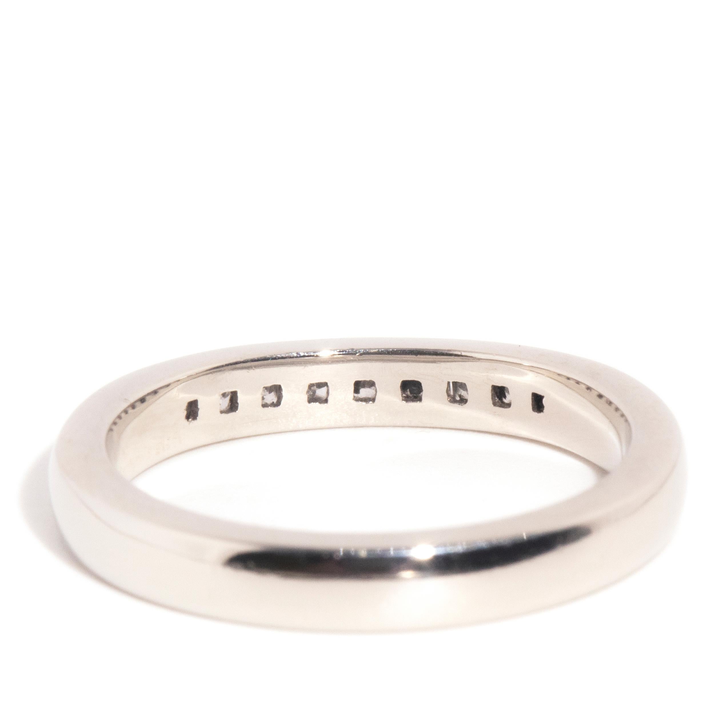 Zeitgenössischer Eternity-Ring aus Platin mit Diamanten im Prinzessinnenschliff im Angebot 2