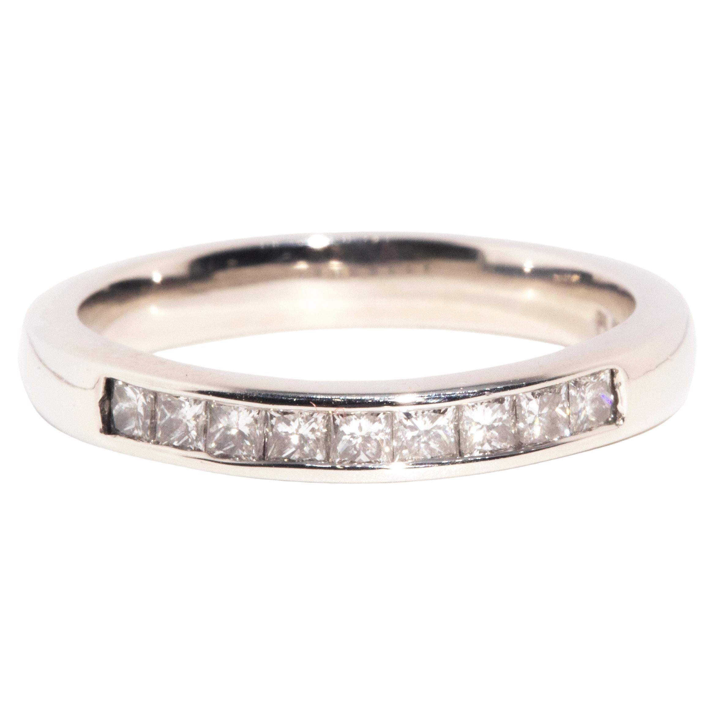 Zeitgenössischer Eternity-Ring aus Platin mit Diamanten im Prinzessinnenschliff im Angebot