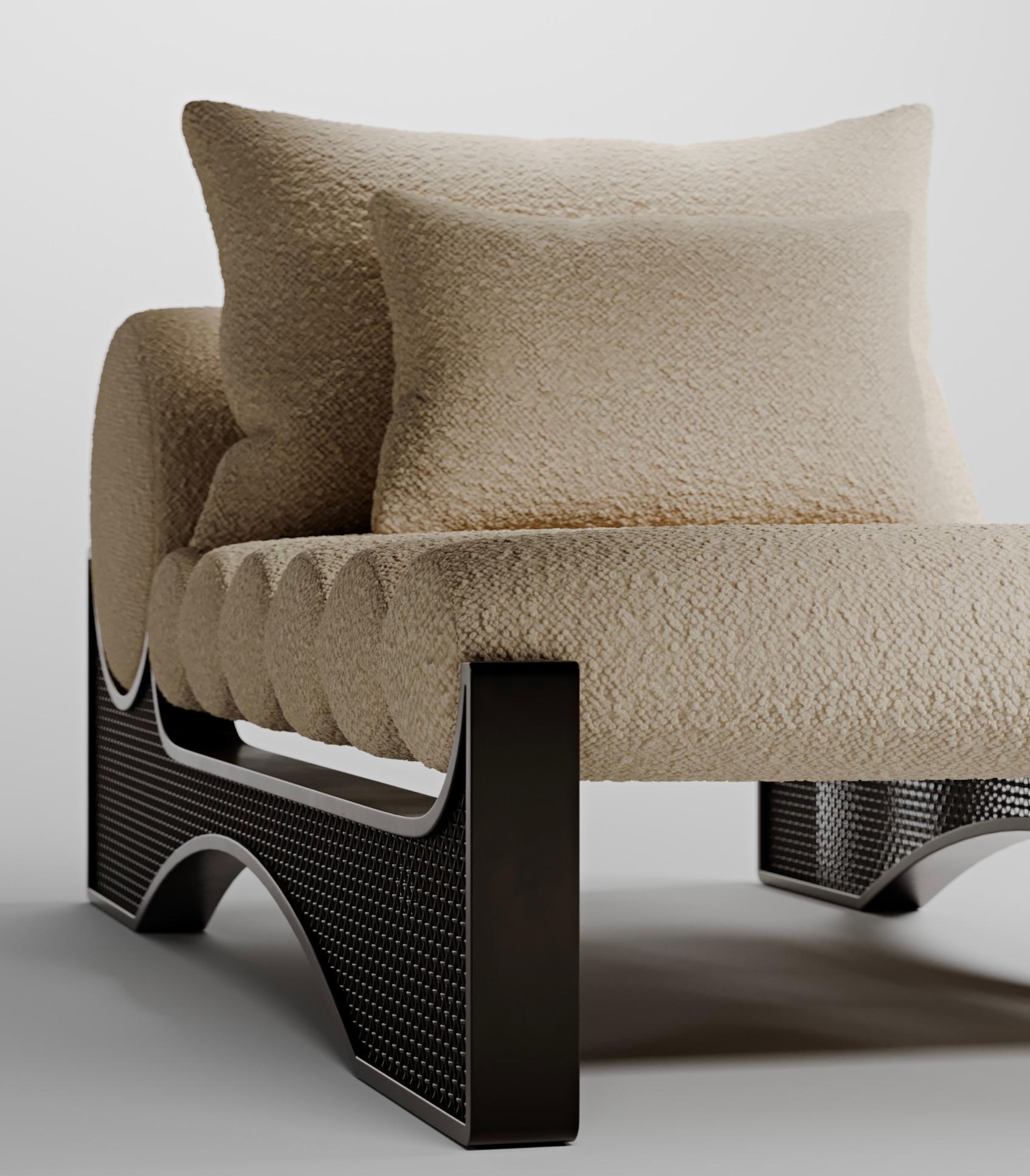 Die Entity Chaise ist ein skulpturales, zeitgenössisches Sitzmöbel, das eine industrielle Struktur mit einem unerwarteten Gefühl von Weichheit und Federung verbindet. Sein Herzstück ist ein Metallgeflecht, das von einem robusten Stahlrahmen