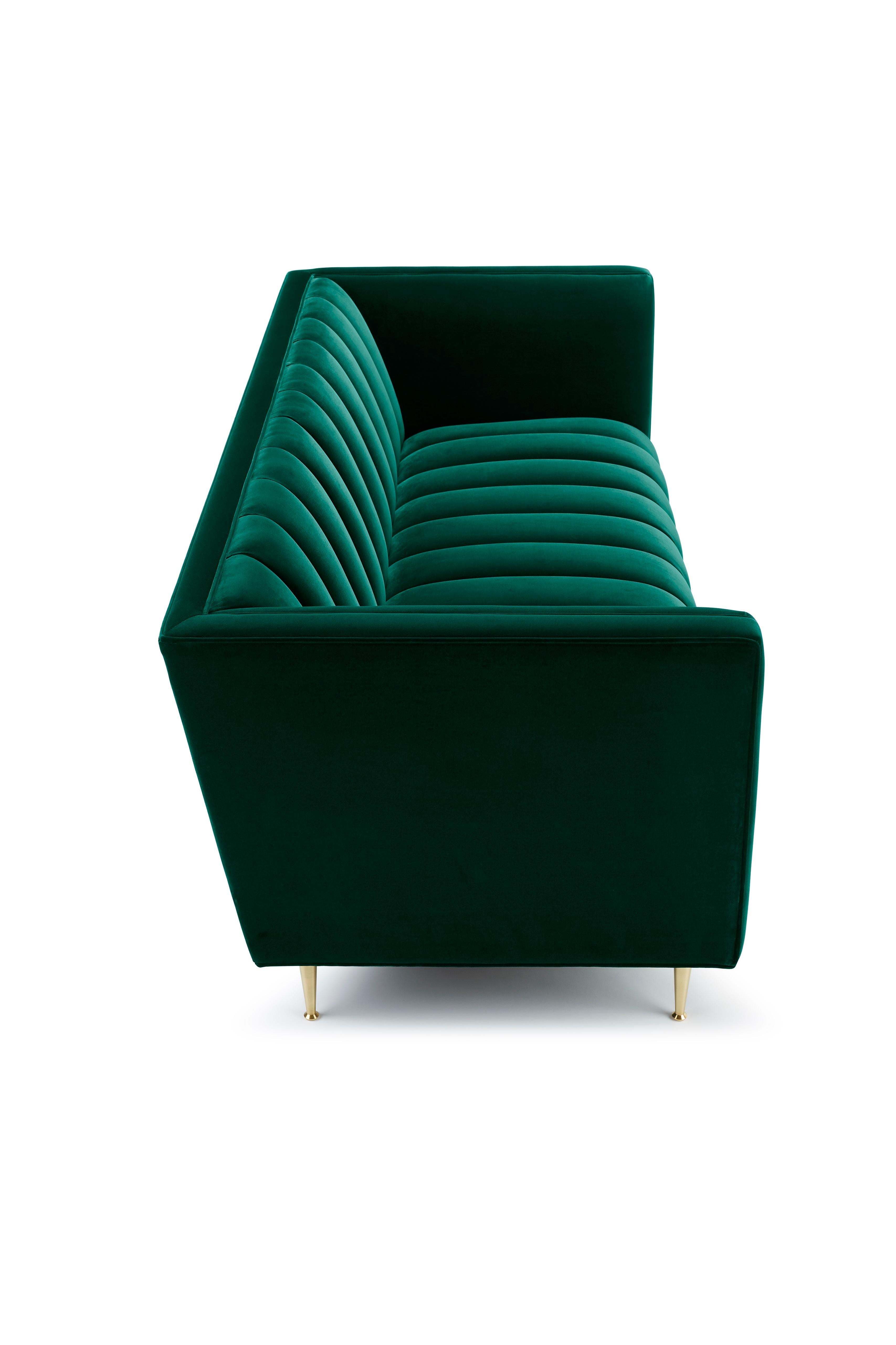 Sofá contemporáneo acanalado Fleure de 3 plazas en terciopelo verde esmeralda Patas de latón. en Nuevo estado para la venta en Trowbridge, Wiltshire