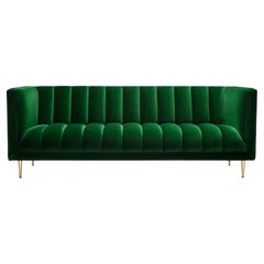 Canapé 3 places Channeled Fleure contemporain en velours vert émeraude Pieds en laiton.