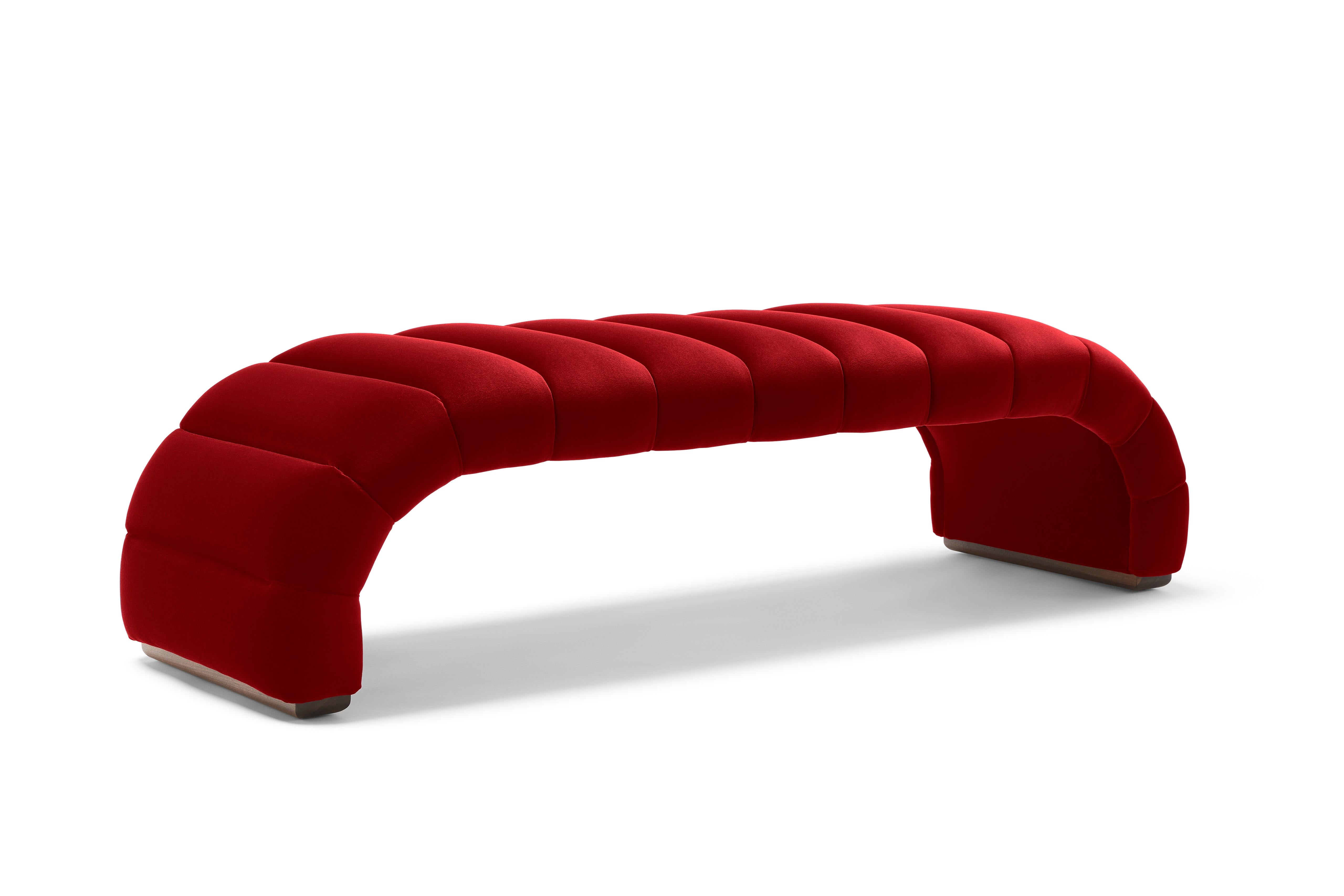 Le banc Fleure, avec ses cannelures impeccables, complète l'une de nos pièces maîtresses, le canapé Fleure. Représenté ici revêtu d'un magnifique velours de coton Terracotta. Les pieds sont présentés en noyer huilé naturel ; une finition qui