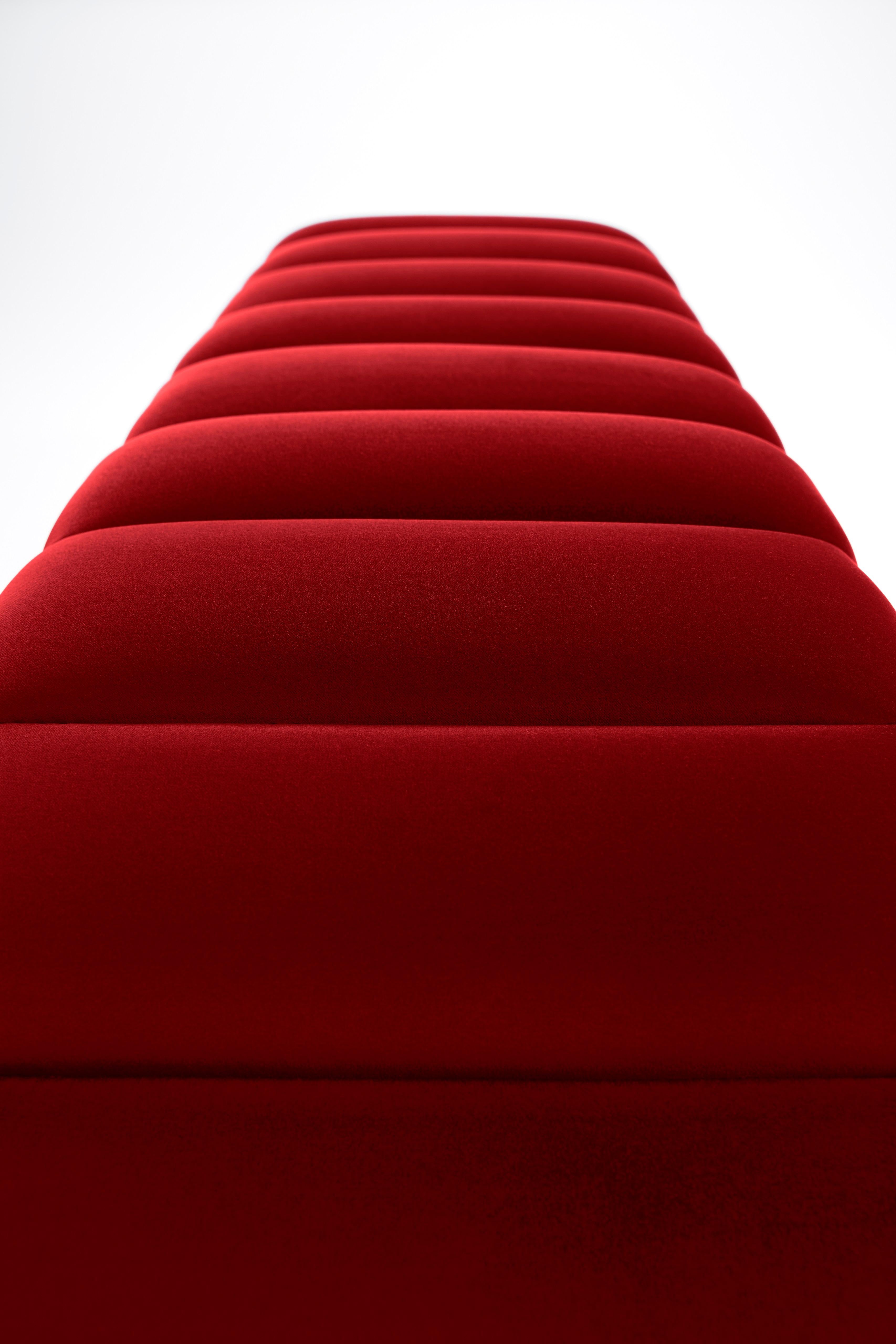 Anglais Banquette Channel Channel Contemporary en velours rouge en vente