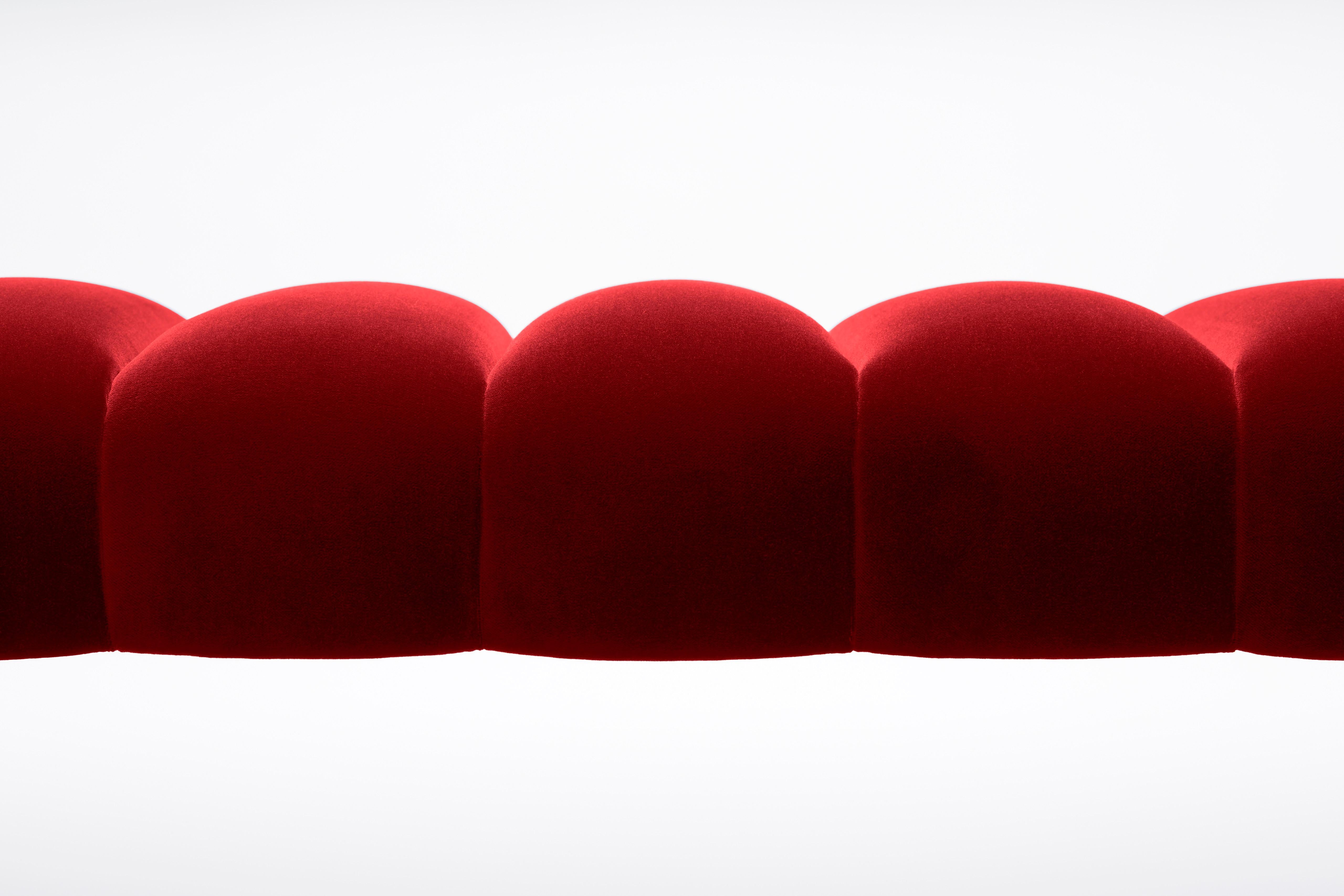 Banquette Channel Channel Contemporary en velours rouge Neuf - En vente à Trowbridge, Wiltshire