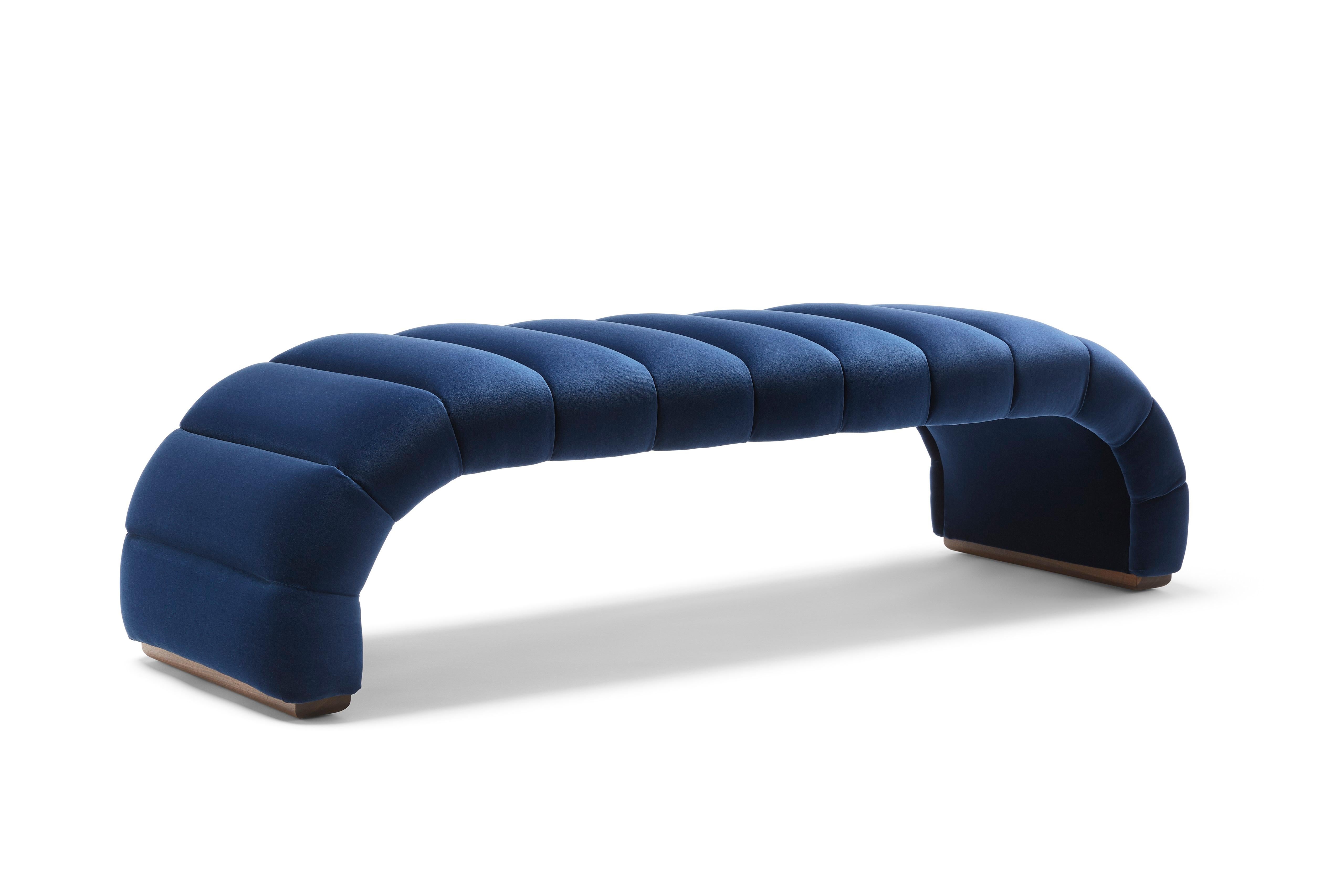 XXI secolo e contemporaneo Panca Fleure a canale contemporanea in velluto rosso pomodoro con piedi in noce massiccio in vendita