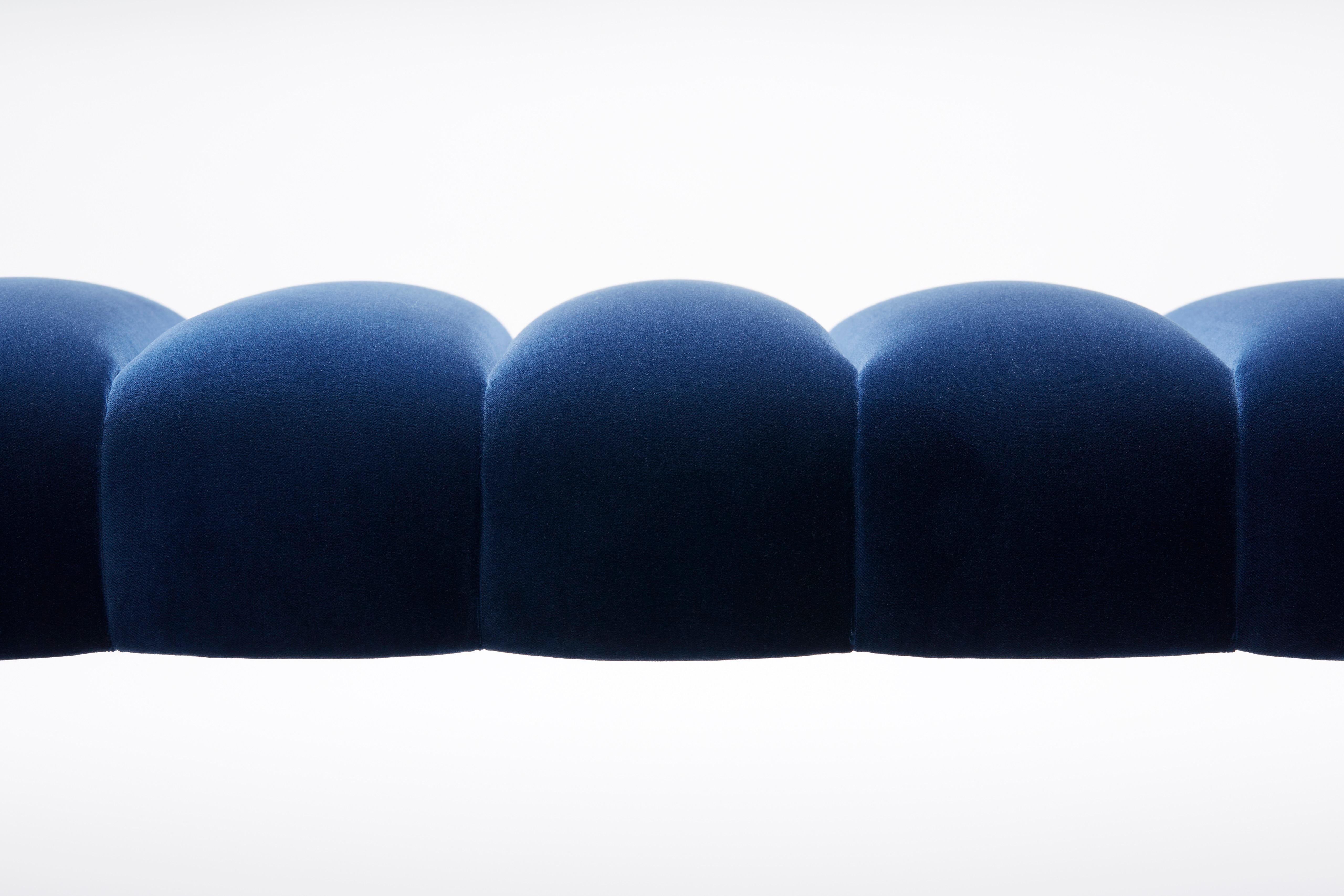 Velluto Panca Fleure a canale contemporanea in velluto rosso pomodoro con piedi in noce massiccio in vendita