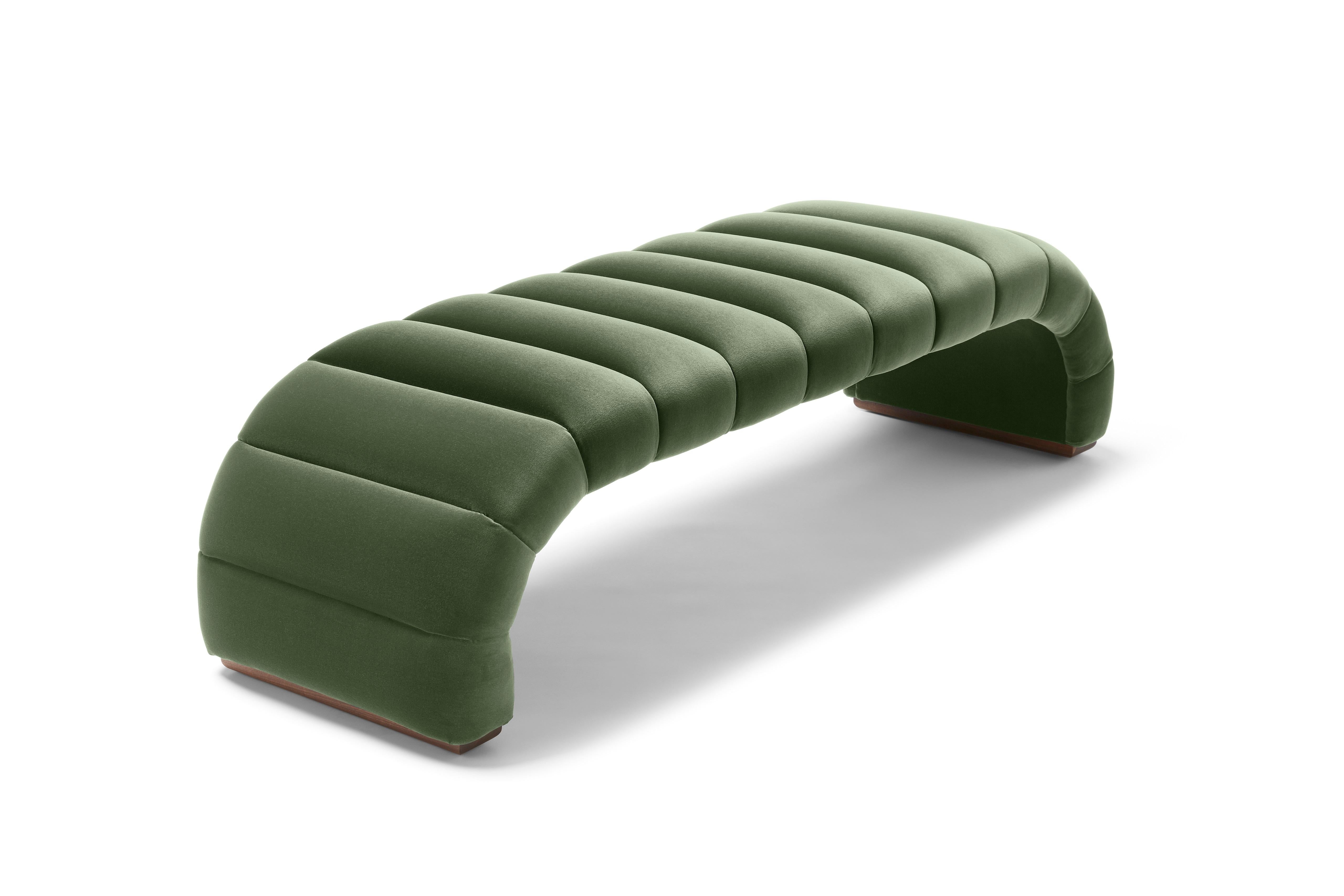 Moderne Contemporary Channeled Fleure Bench in Tourmaline Royal velvet with walnut feet en vente