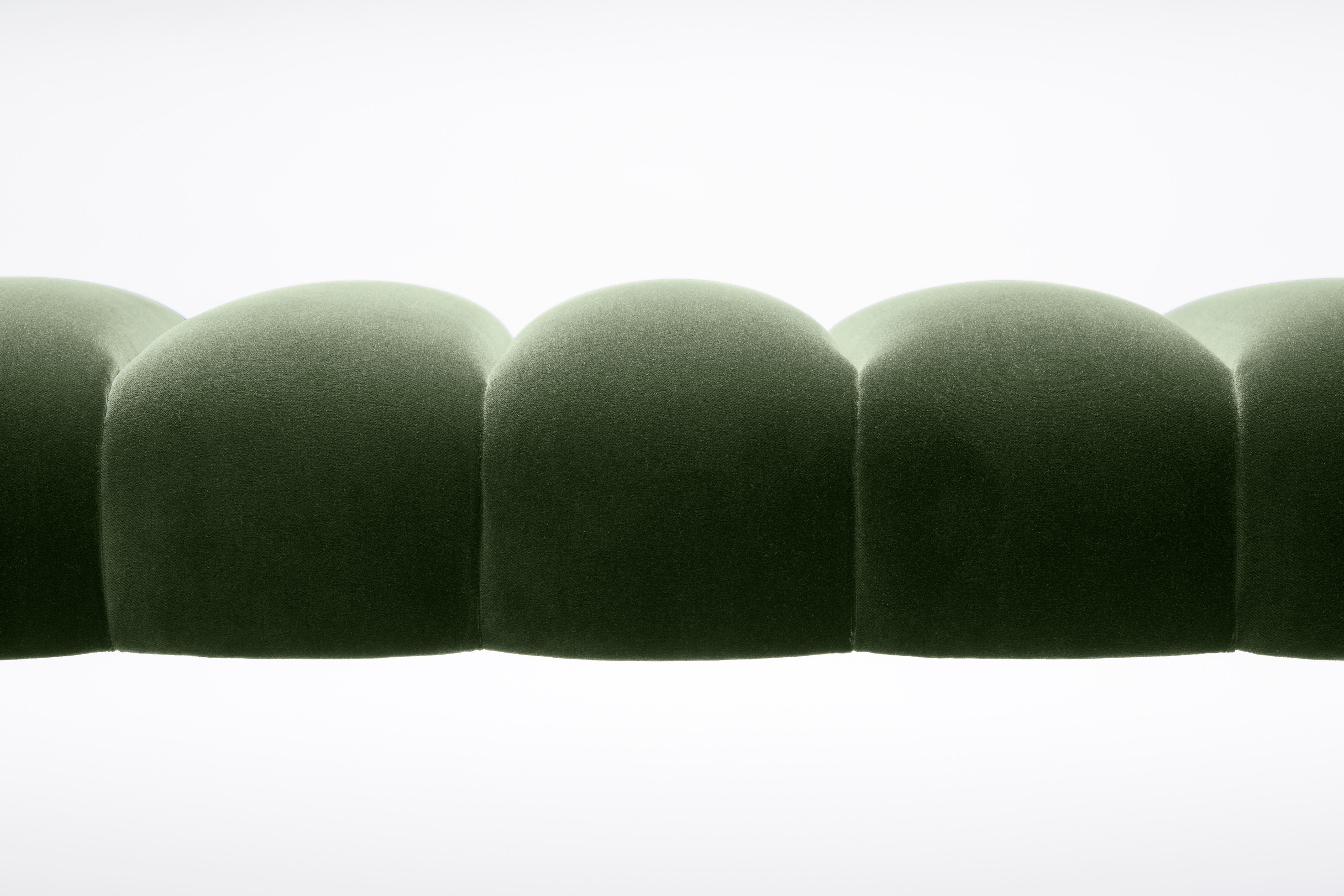 Anglais Contemporary Channeled Fleure Bench in Tourmaline Royal velvet with walnut feet en vente