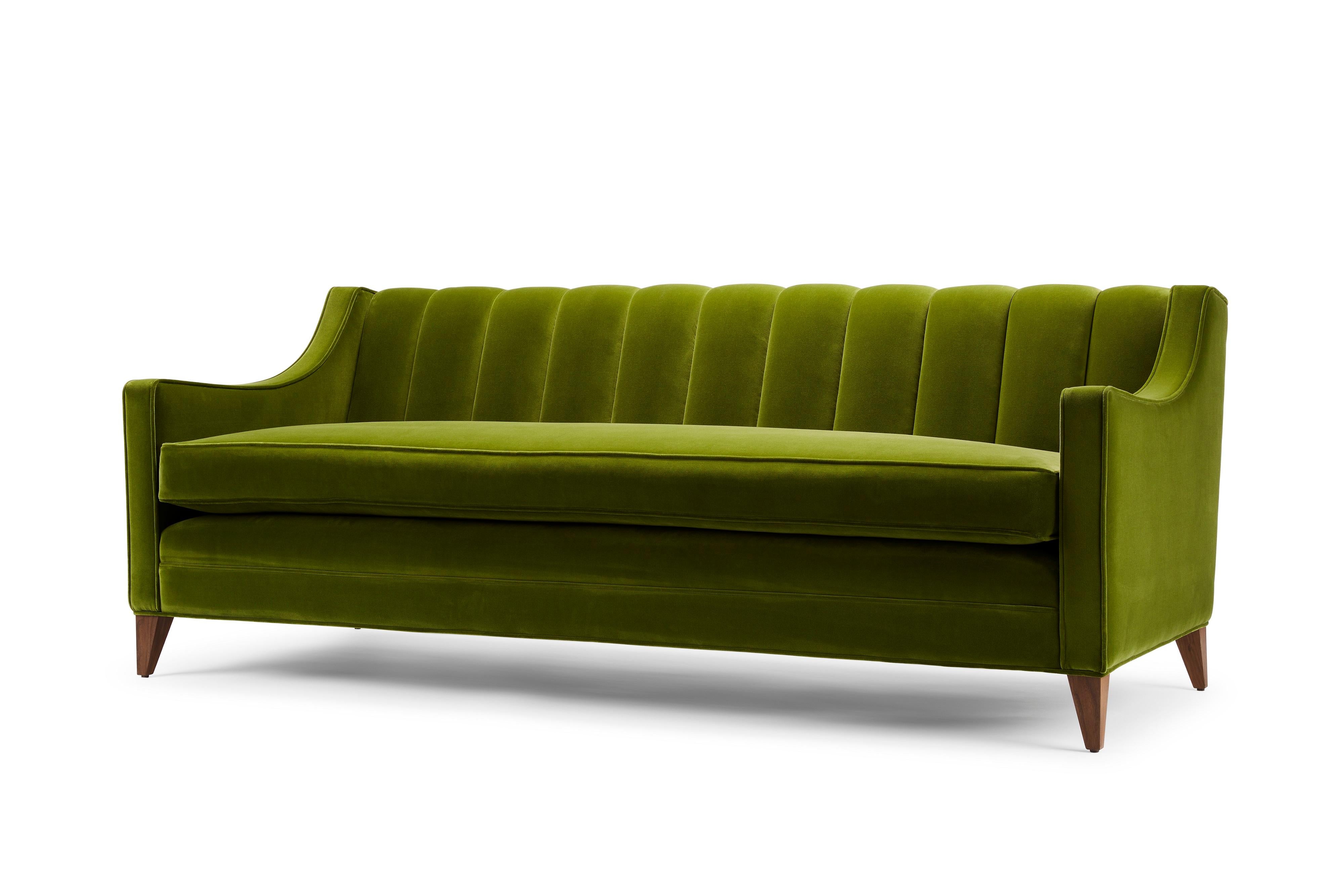 Das Sofa Fleure Luxus ist unsere neueste Adaption des preisgekrönten 3-Sitzer-Sofas Fleure, gepolstert mit hochwertigem Baumwollsamt. Die Fleure-Reihe verbindet traditionelle Stilelemente mit einer modernen Note. Der Luxus bietet mit seinem