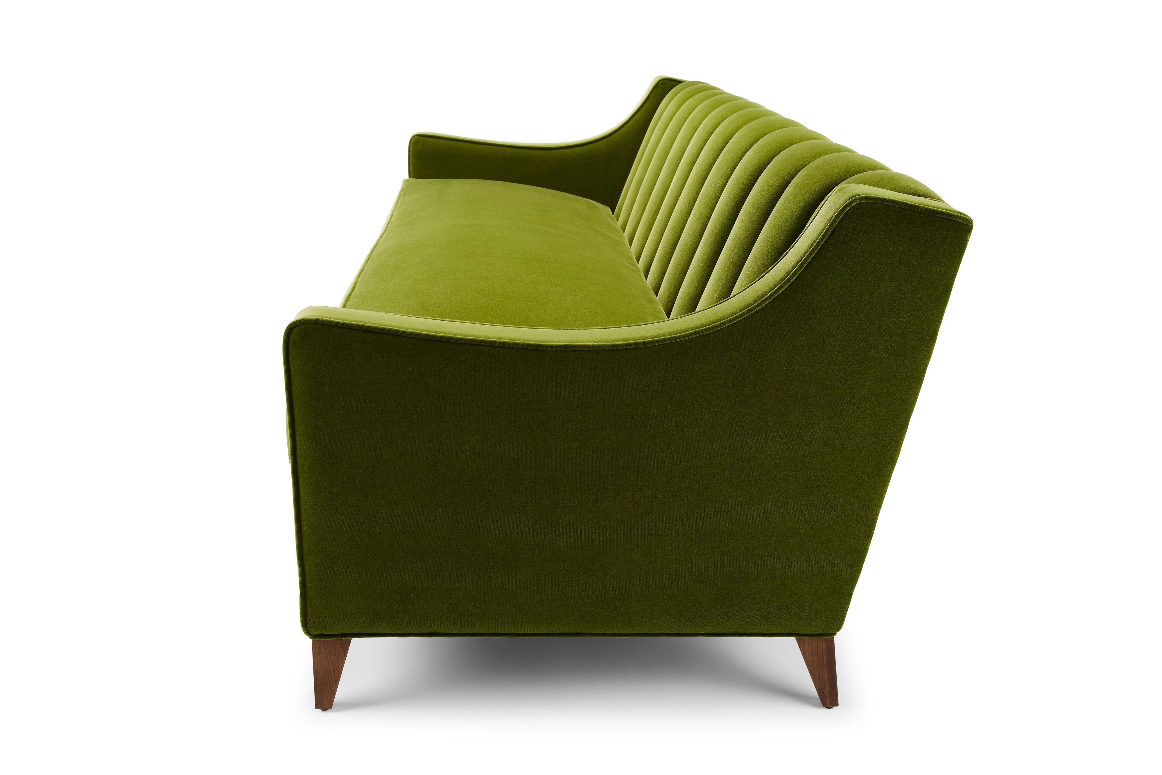 Zeitgenössisches Fleure Luxus Sofa mit Samt und Beinen aus Eiche oder Walnuss (Moderne) im Angebot