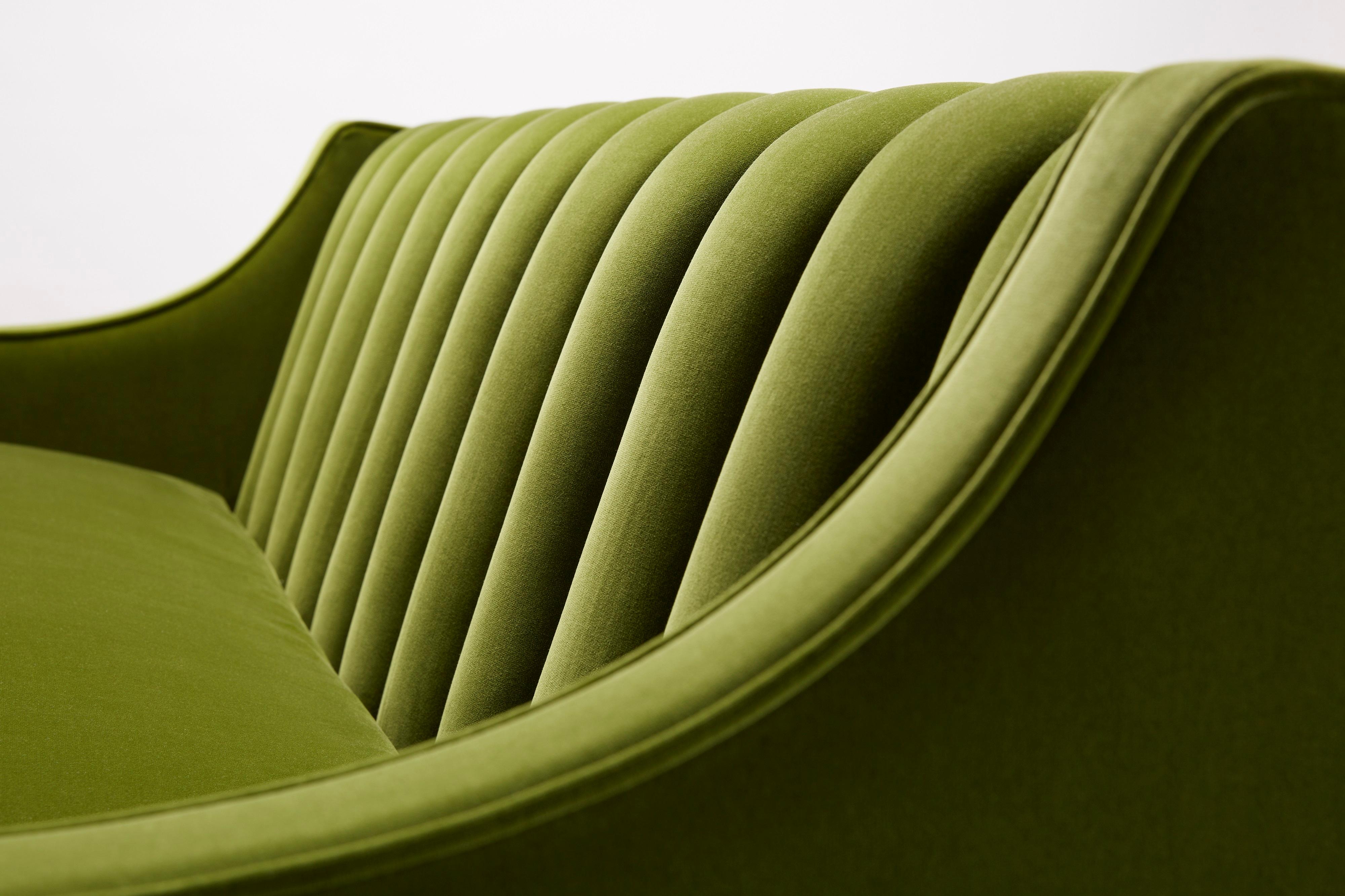 Anglais Sofa Luxus contemporain canapé cannelé Fleure en velours et pieds en chêne ou en noyer en vente