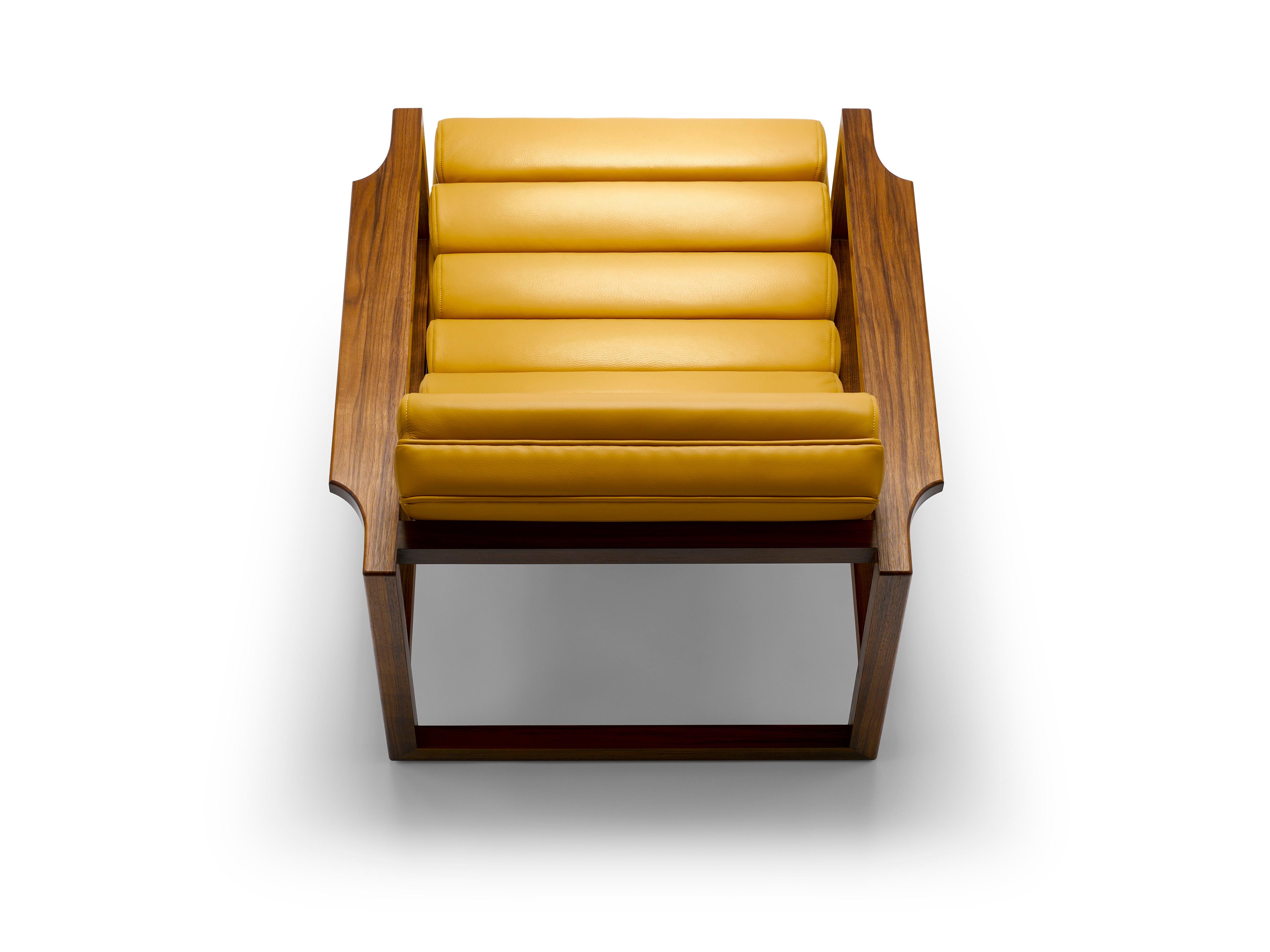 Zeitgenössischer Florence Easy Chair mit kanneliertem Gestell aus gelbem Leder und geöltem Nussbaumholz (Moderne) im Angebot