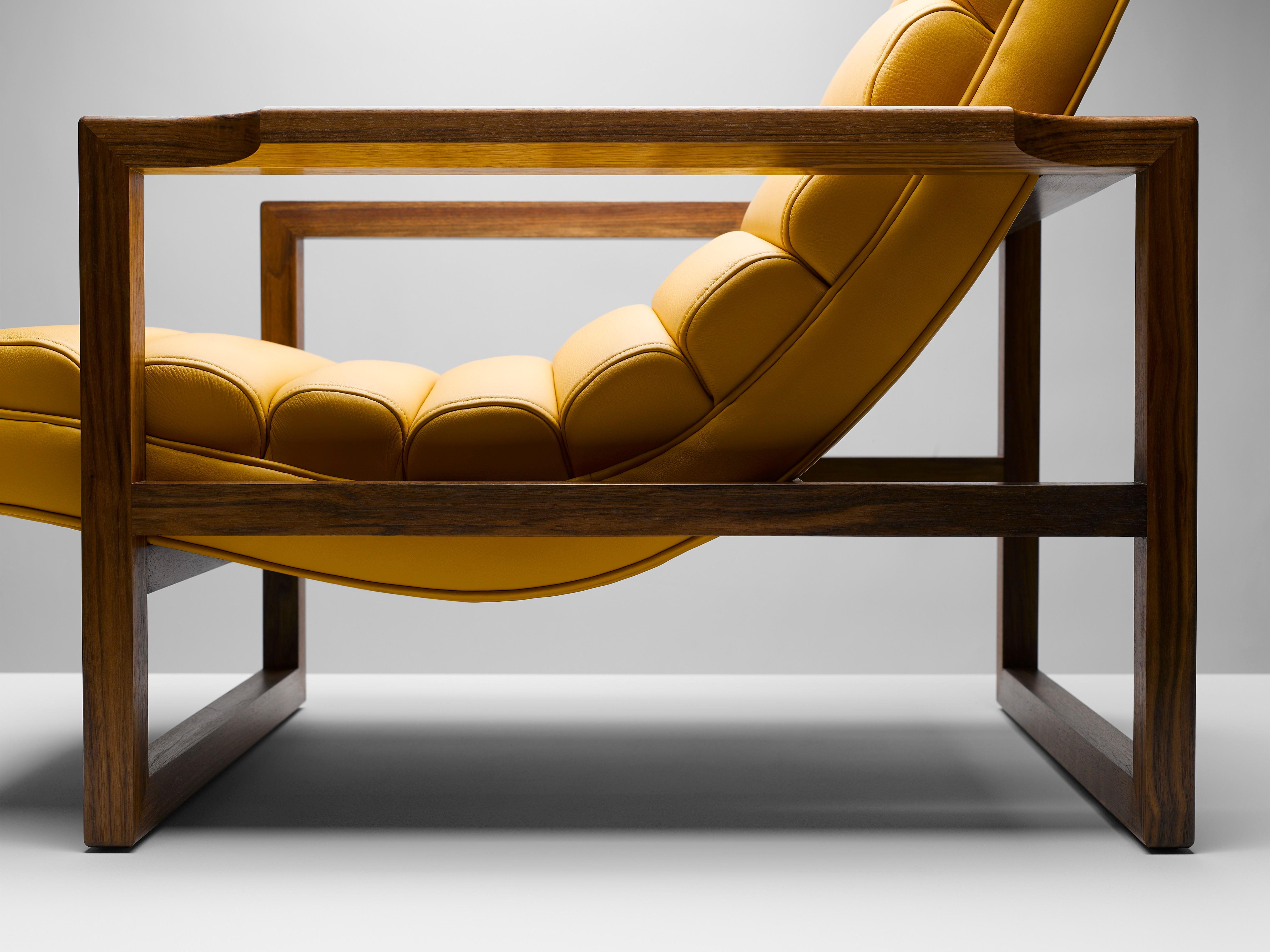 Zeitgenössischer Florence Easy Chair mit kanneliertem Gestell aus gelbem Leder und geöltem Nussbaumholz (Englisch) im Angebot