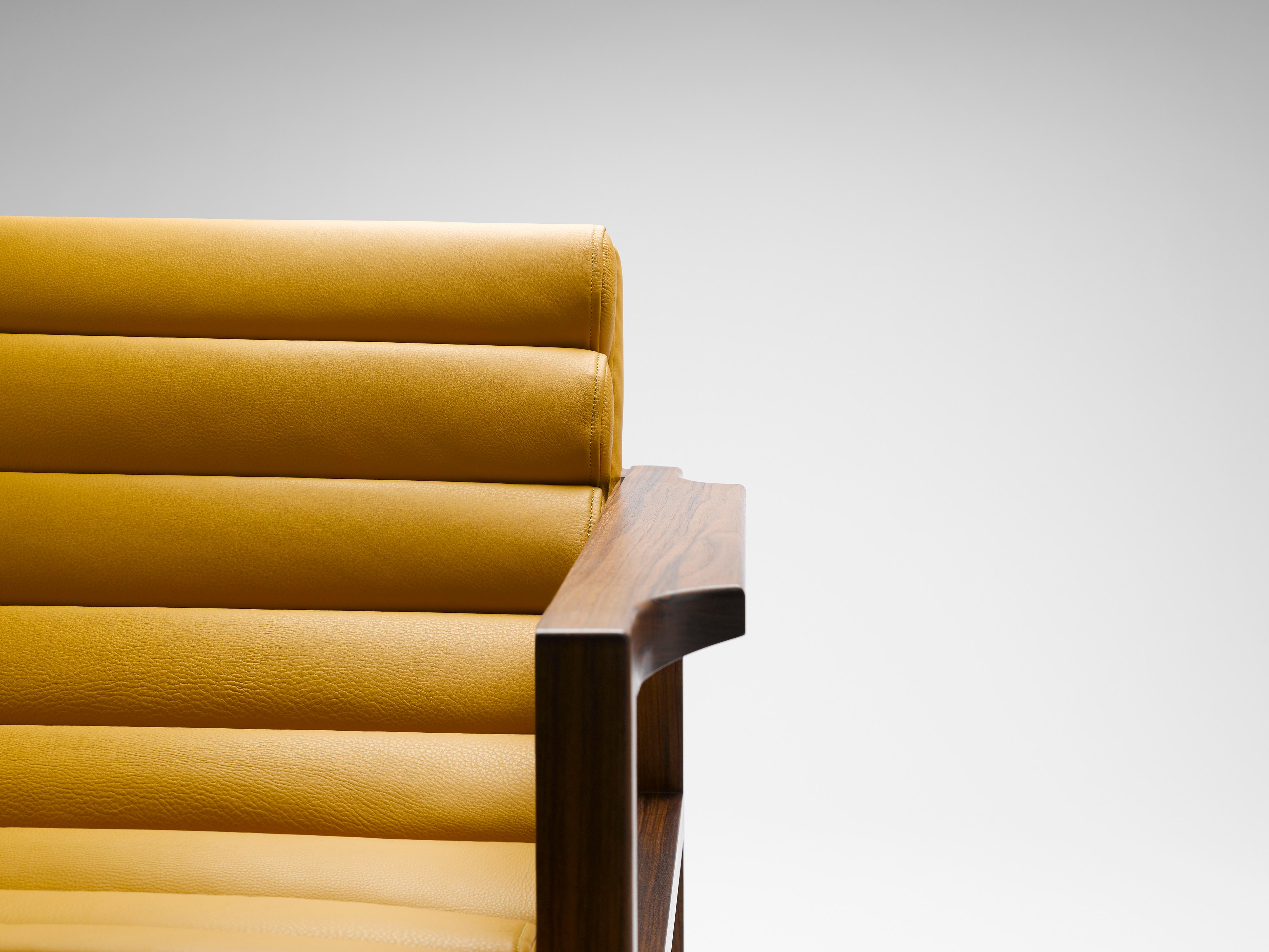 Zeitgenössischer Florence Easy Chair mit kanneliertem Gestell aus gelbem Leder und geöltem Nussbaumholz (Ebonisiert) im Angebot