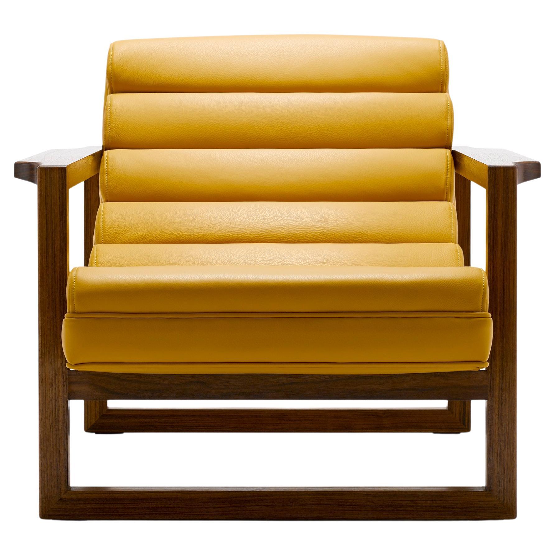 Sedia contemporanea scanalata Florence Easy Chair in pelle gialla e struttura in noce oliato