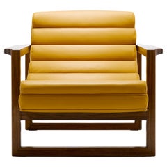 Zeitgenössischer Florence Easy Chair mit kanneliertem Gestell aus gelbem Leder und geöltem Nussbaumholz Zeitgenössischer Florence Easy Chair mit kanneliertem Gestell aus gelbem Leder und geöltem Nussbaumholz