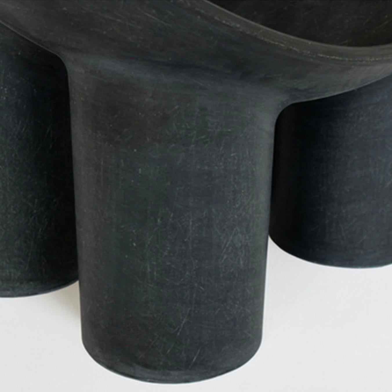 Zeitgenössischer Stuhl aus anthrazitfarbenem Fiberglas, Stuhl Roly-Poly von Faye Toogood (Moderne) im Angebot