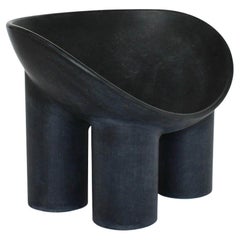 Chaise contemporaine en fibre de verre anthracite, chaise Roly-Poly de Faye Toogood