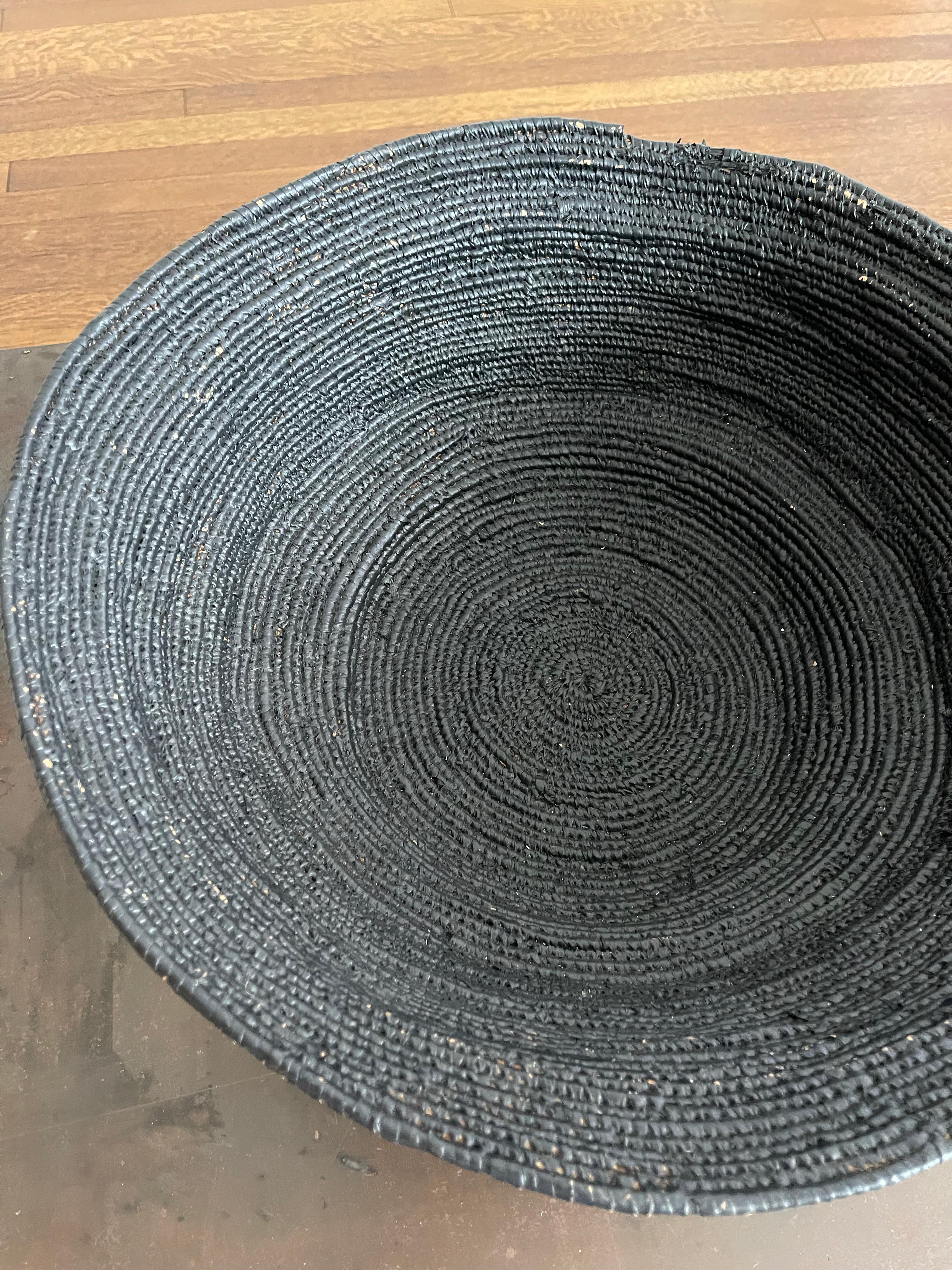 African basket in charcoal seagrass. Woven in Mali by the Dogon tribe. 

Dimensions:
- 18