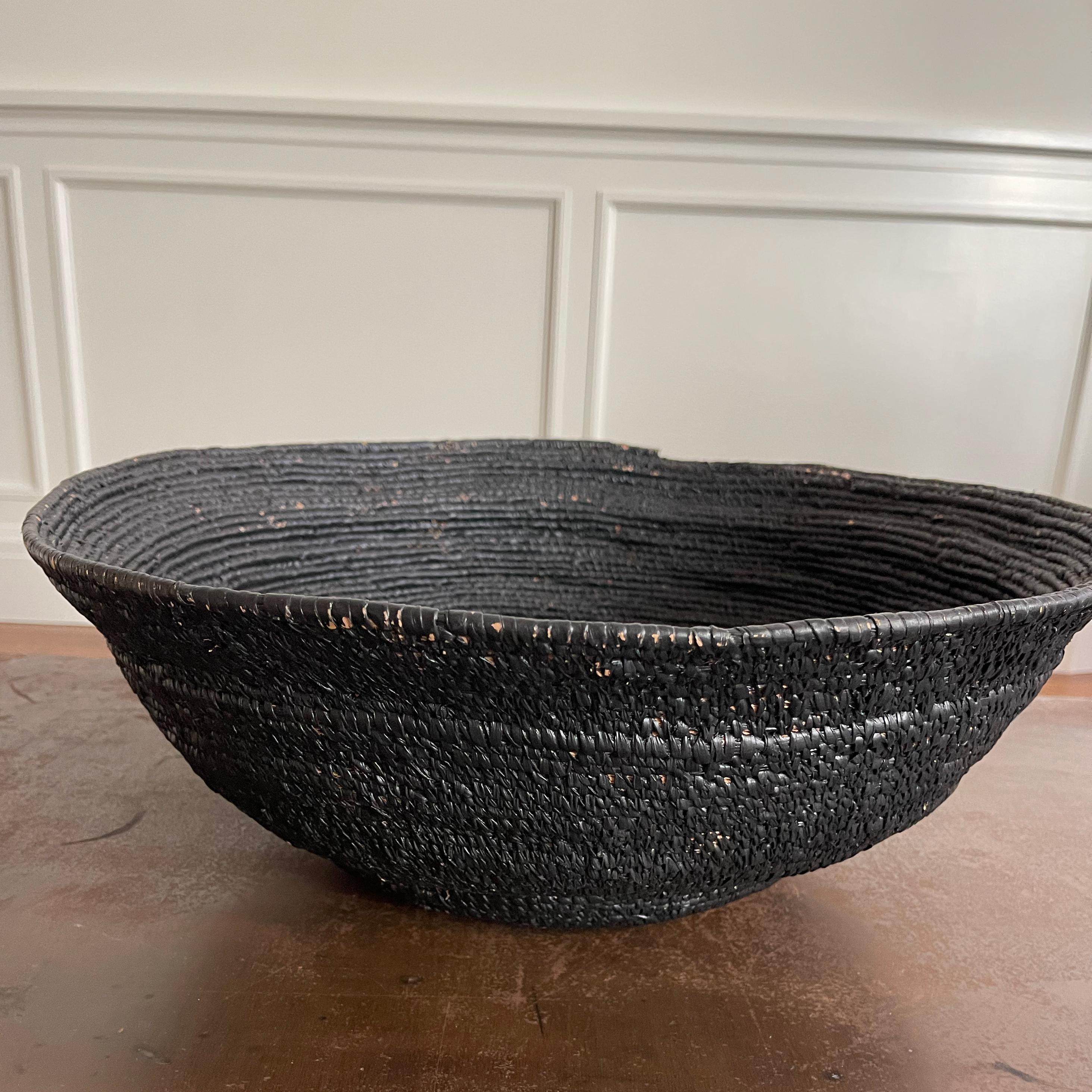 Charcoal Seagrass Woven Basket In Good Condition For Sale In New York, NY
