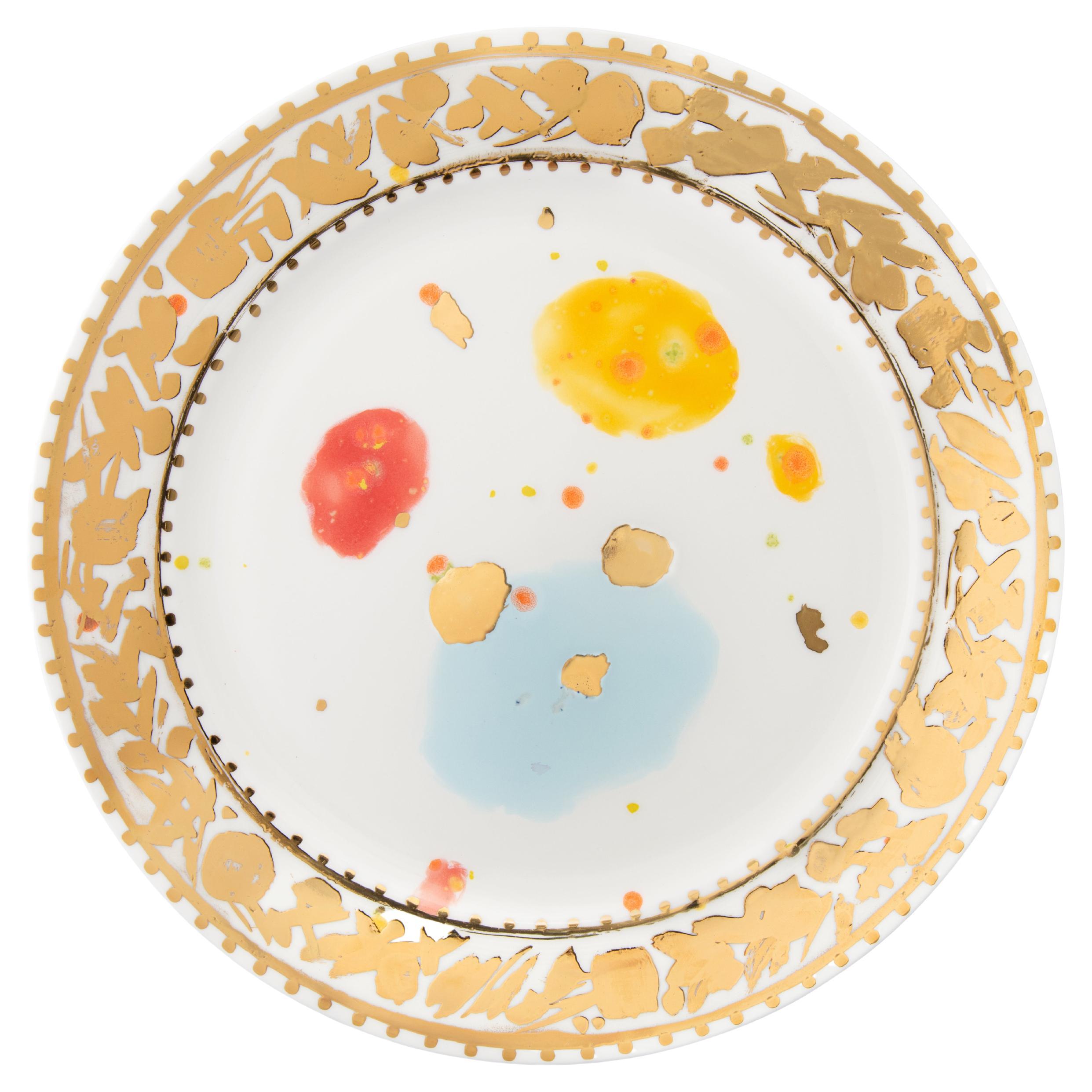 Assiette de présentation contemporaine plaquée or en porcelaine peinte à la main en vente