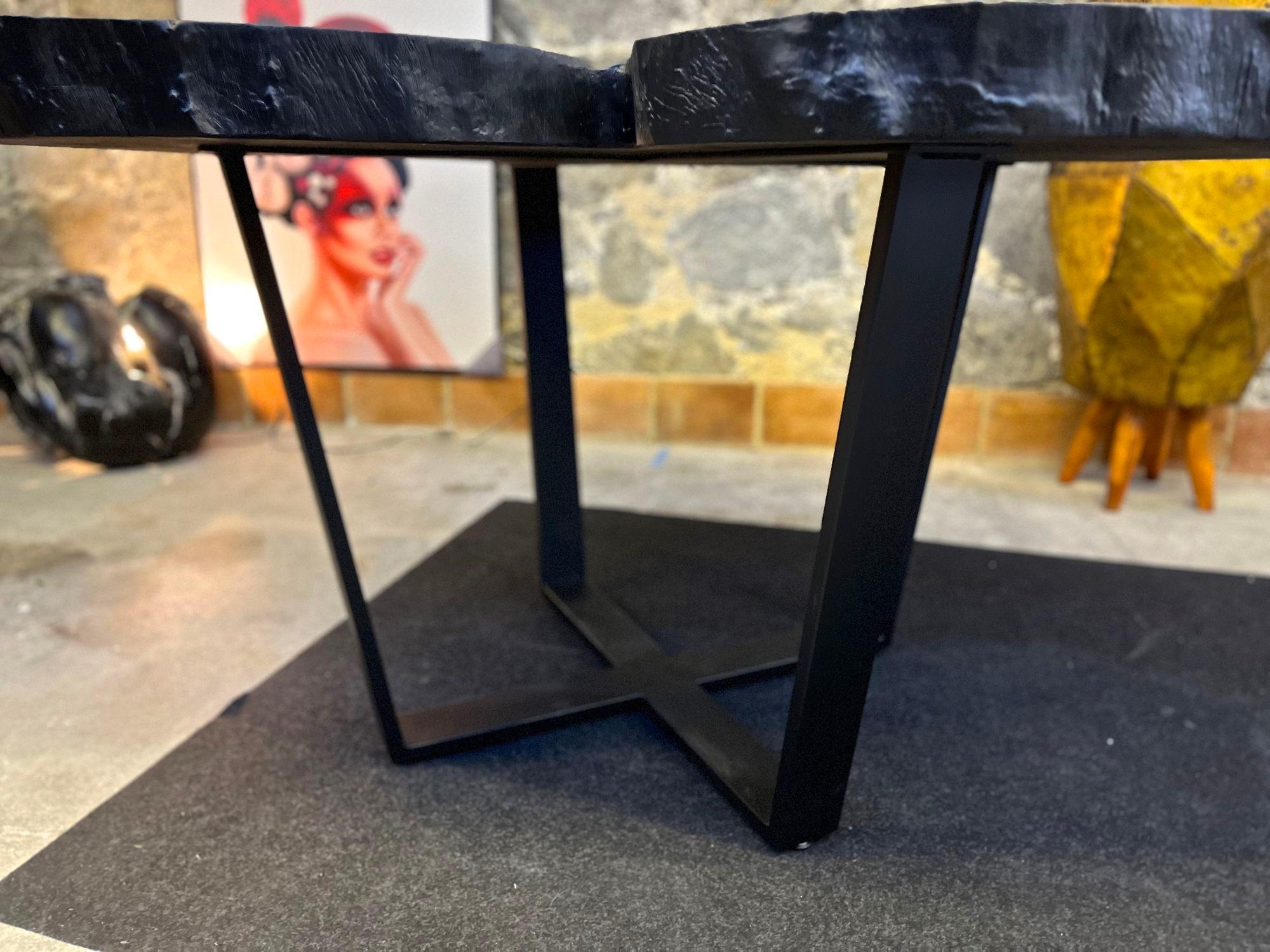 Chêne Table de salle à manger contemporaine en Oak Wood Charred avec base en acier noir, AT 2024 en vente