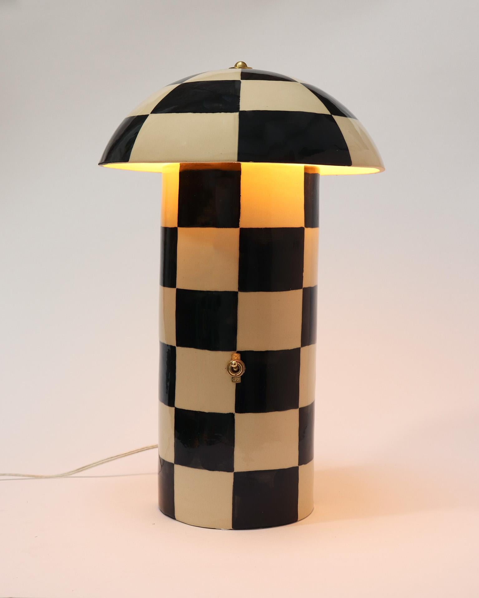 Jede Pilzlampe wird von Ethan Streicher, dem Gründer und Designer der Marke Streicher Goods in Brooklyn, NY, handgefertigt und handbemalt. Die Silhouette der Leuchte ist schlicht und modern, mit einem hohen zylindrischen Sockel, der nahtlos in einen