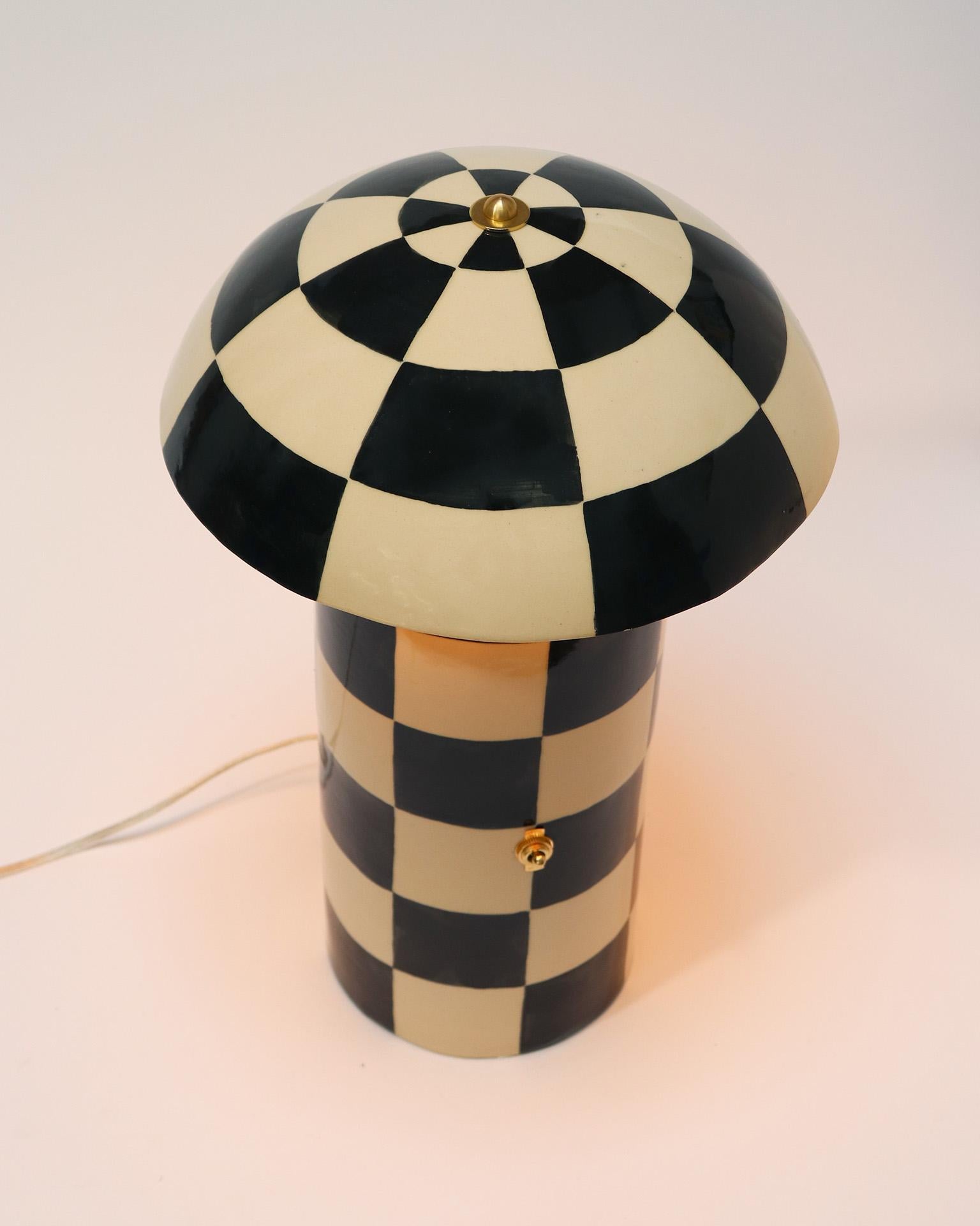 Contemporary Checker Patterned Ceramic Mushroom Lamp, Schwarz und Weiß (Moderne der Mitte des Jahrhunderts) im Angebot