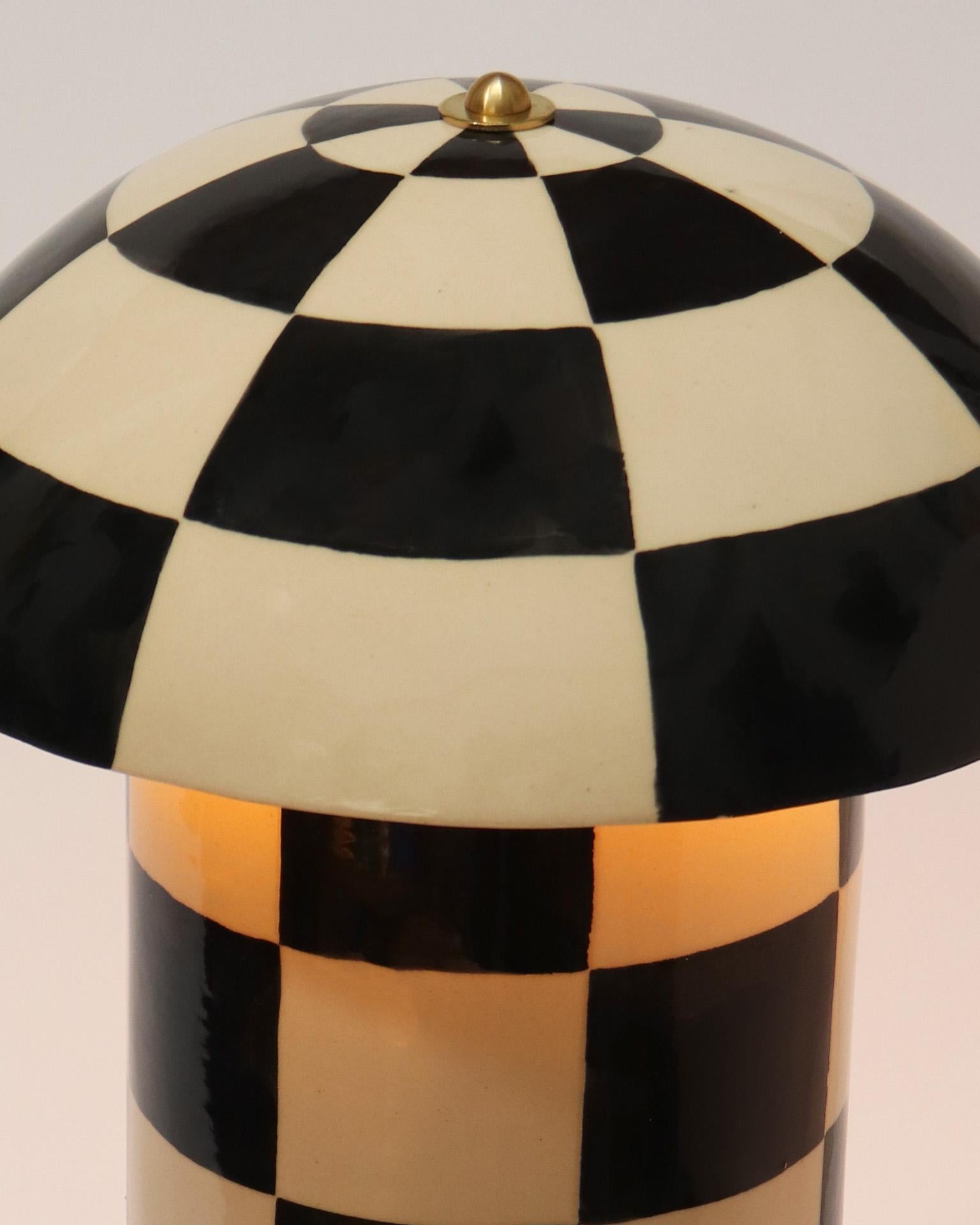 Contemporary Checker Patterned Ceramic Mushroom Lamp, Schwarz und Weiß (amerikanisch) im Angebot