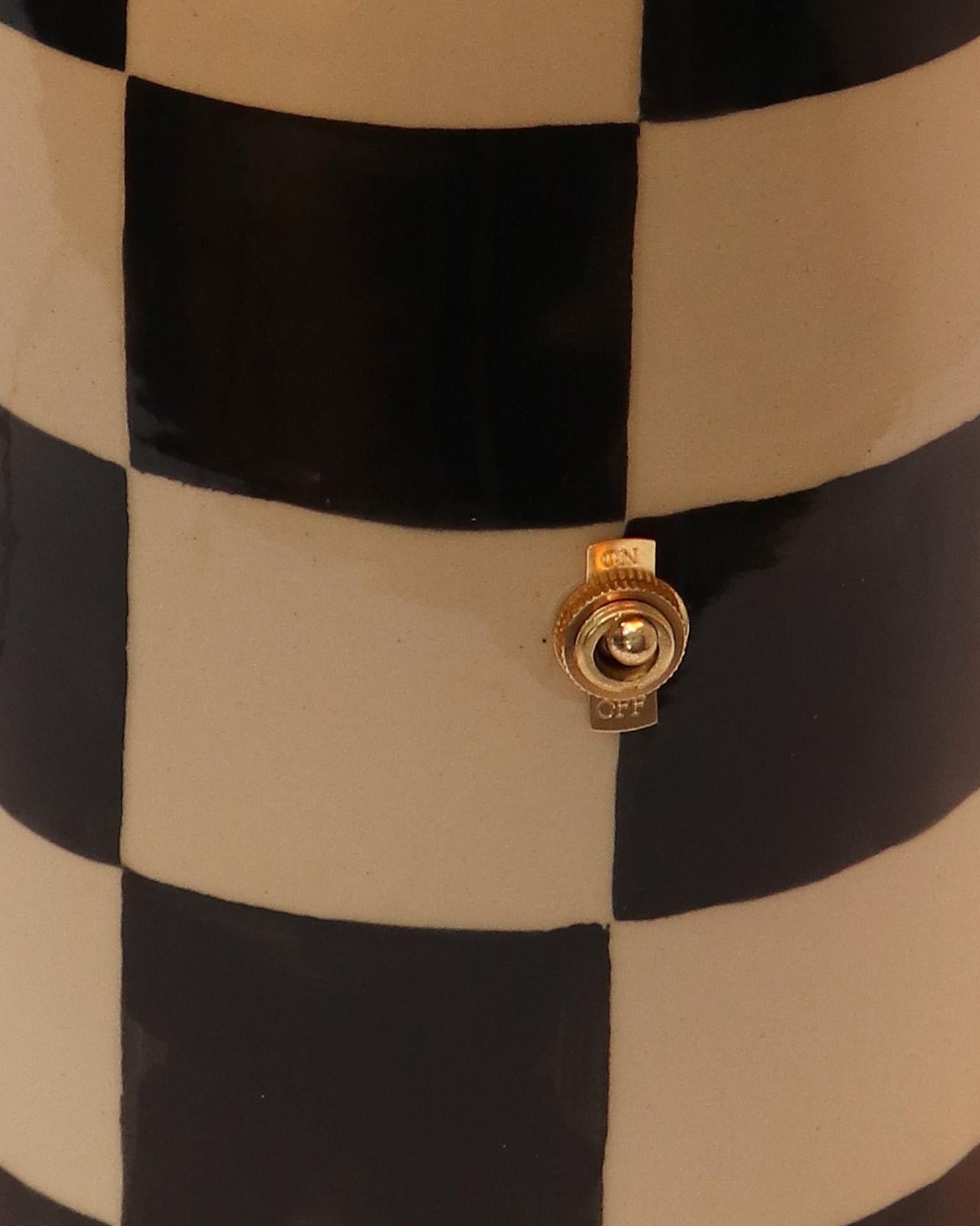 Contemporary Checker Patterned Ceramic Mushroom Lamp, Schwarz und Weiß (Handbemalt) im Angebot