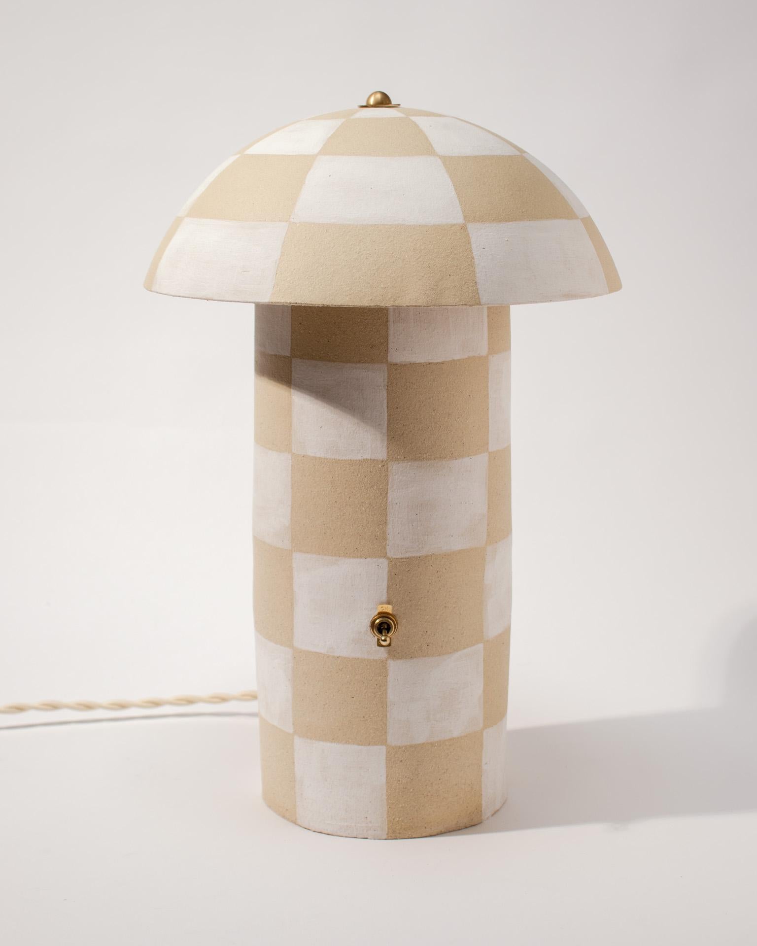 Jede Pilzlampe wird von Ethan Streicher, dem Gründer und Designer der Marke Streicher Goods in Brooklyn, NY, handgefertigt und handbemalt. Die Silhouette der Leuchte ist schlicht und modern, mit einem hohen zylindrischen Sockel, der nahtlos in einen