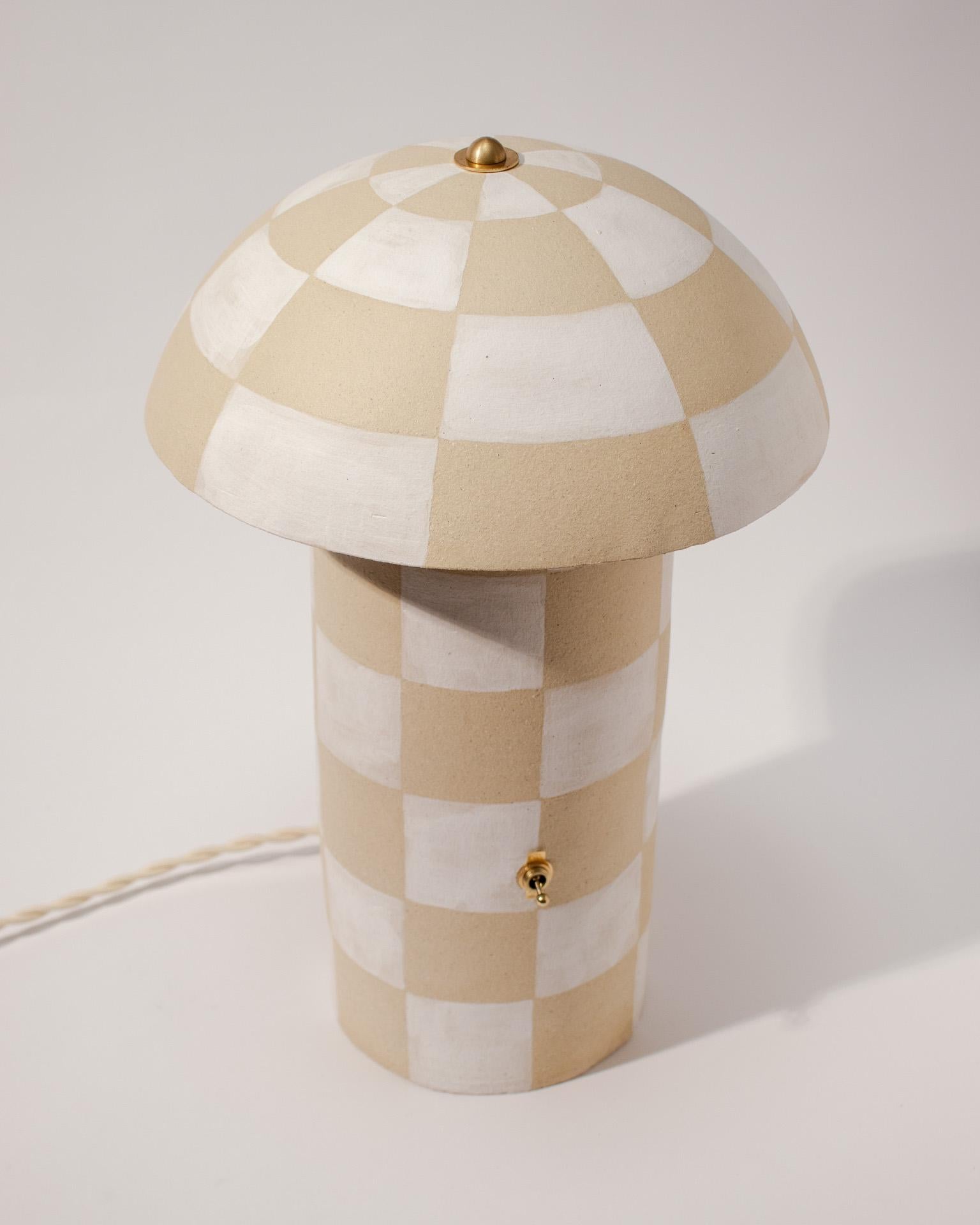 Contemporary Checker Patterned Ceramic Mushroom Lamp, Creme (Moderne der Mitte des Jahrhunderts) im Angebot