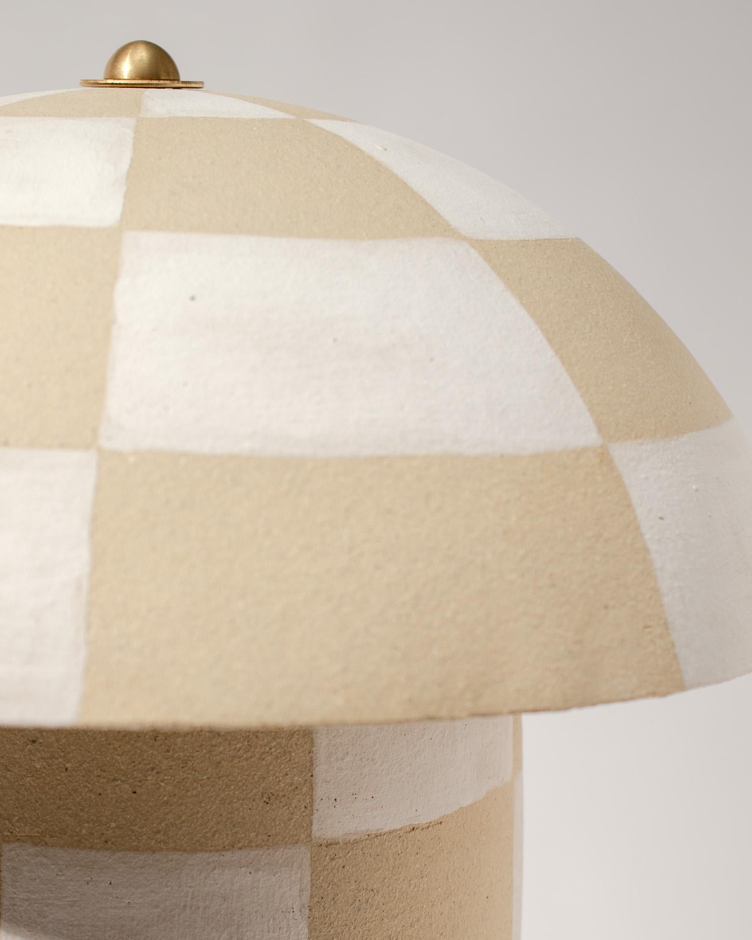Contemporary Checker Patterned Ceramic Mushroom Lamp, Creme (Handbemalt) im Angebot