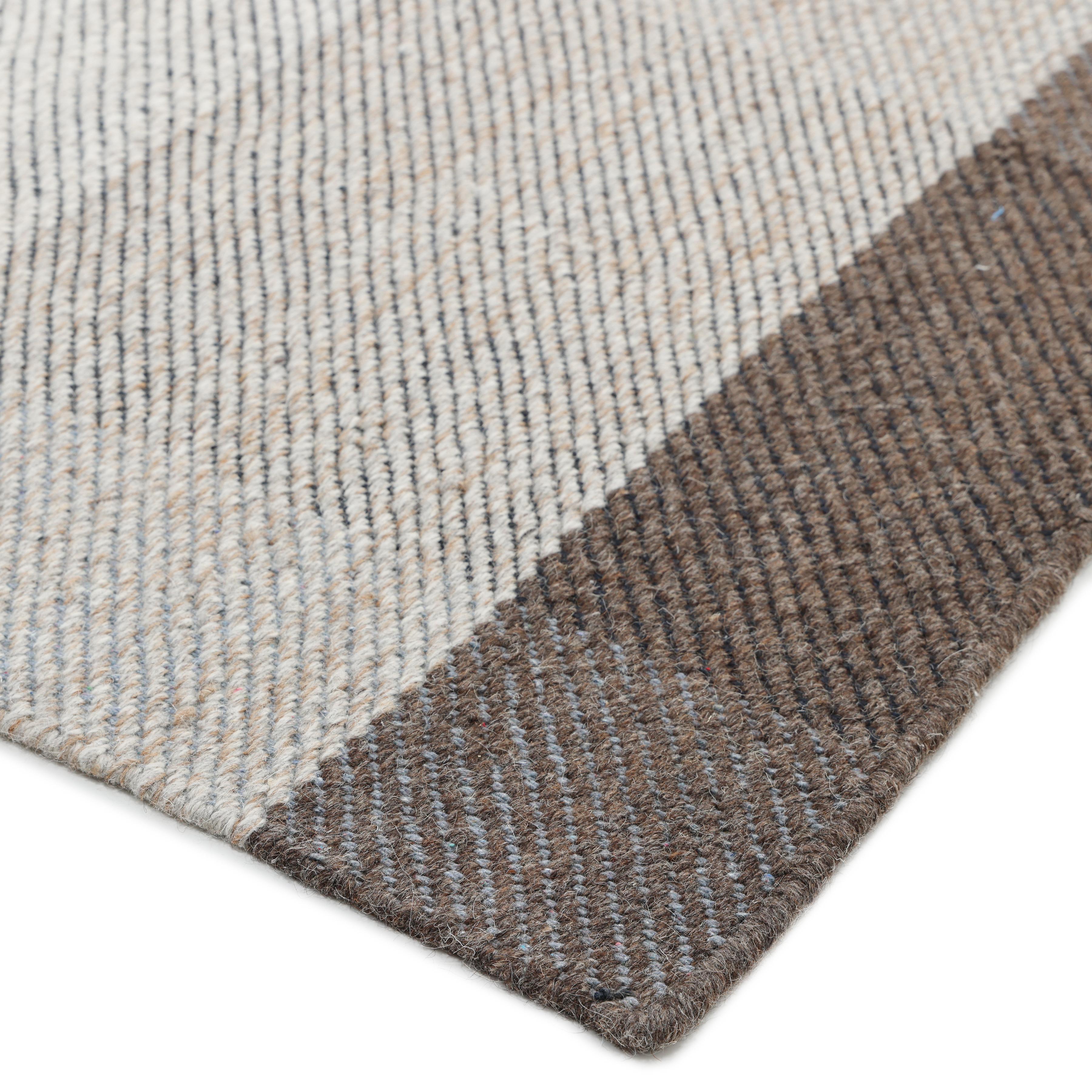 Durables et nécessitant peu d'entretien, les tapis à armure plate sont particulièrement appréciés dans les pièces très fréquentées et dans les foyers où vivent des enfants et des animaux domestiques. Les tapis tissés à la main de la collection