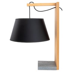 Lámpara de mesa contemporánea de madera de cerezo y pizarra