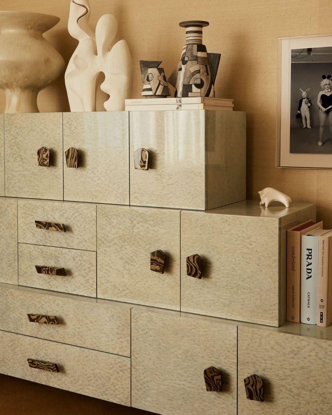 Contemporary Chest of Drawers in Blue Bird Eye Stained Wood Leaf & Brass Details In New Condition For Sale In Porto, PT