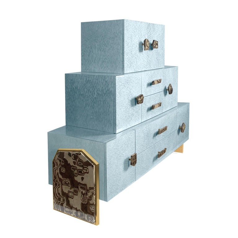 Contemporary Chest of Drawers in Blue Bird Eye Stained Wood Leaf & Brass Details For Sale 2