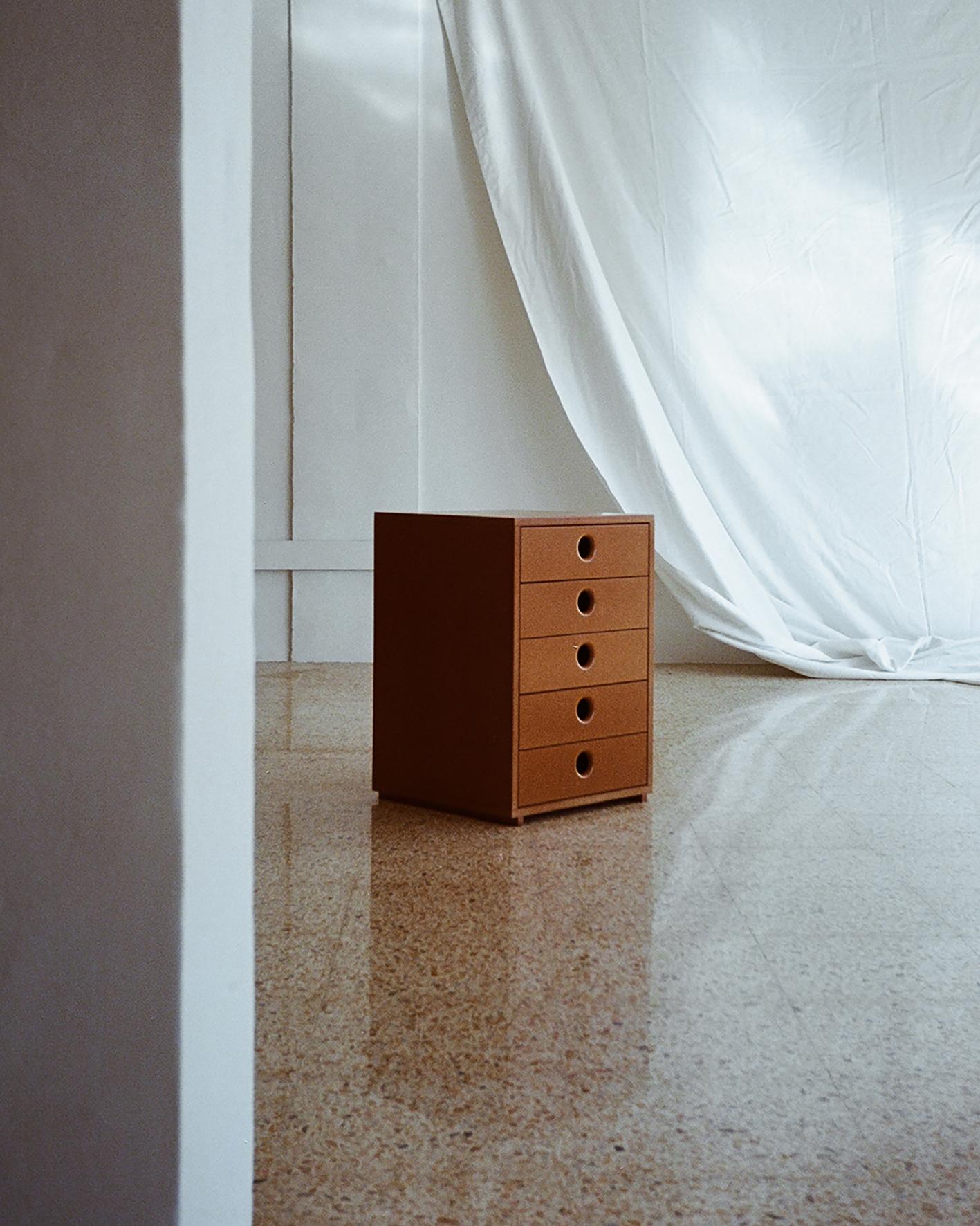 Moderno Cassettiera moderna e contemporanea in ciliegio e MDF di Marc Morro in vendita