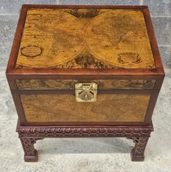 Contemporary Chest auf lederbezogenem, geschnitztem Mahagoni Stand
